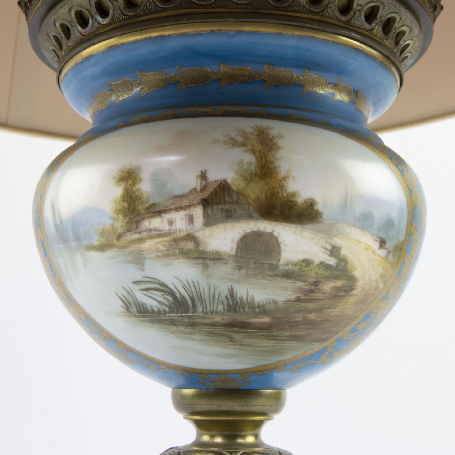 Vase of Sèvres porcelain with hand-painted decor with gilt bronze base. Mounted as lamp. - Bild 5 aus 6