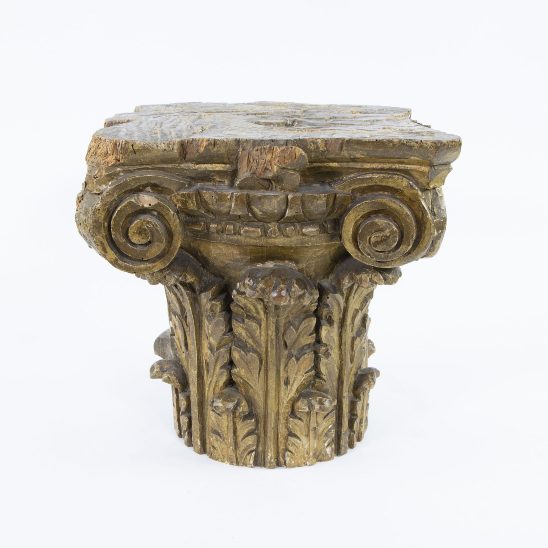 Ionic wooden capital with volutes and akant leaves