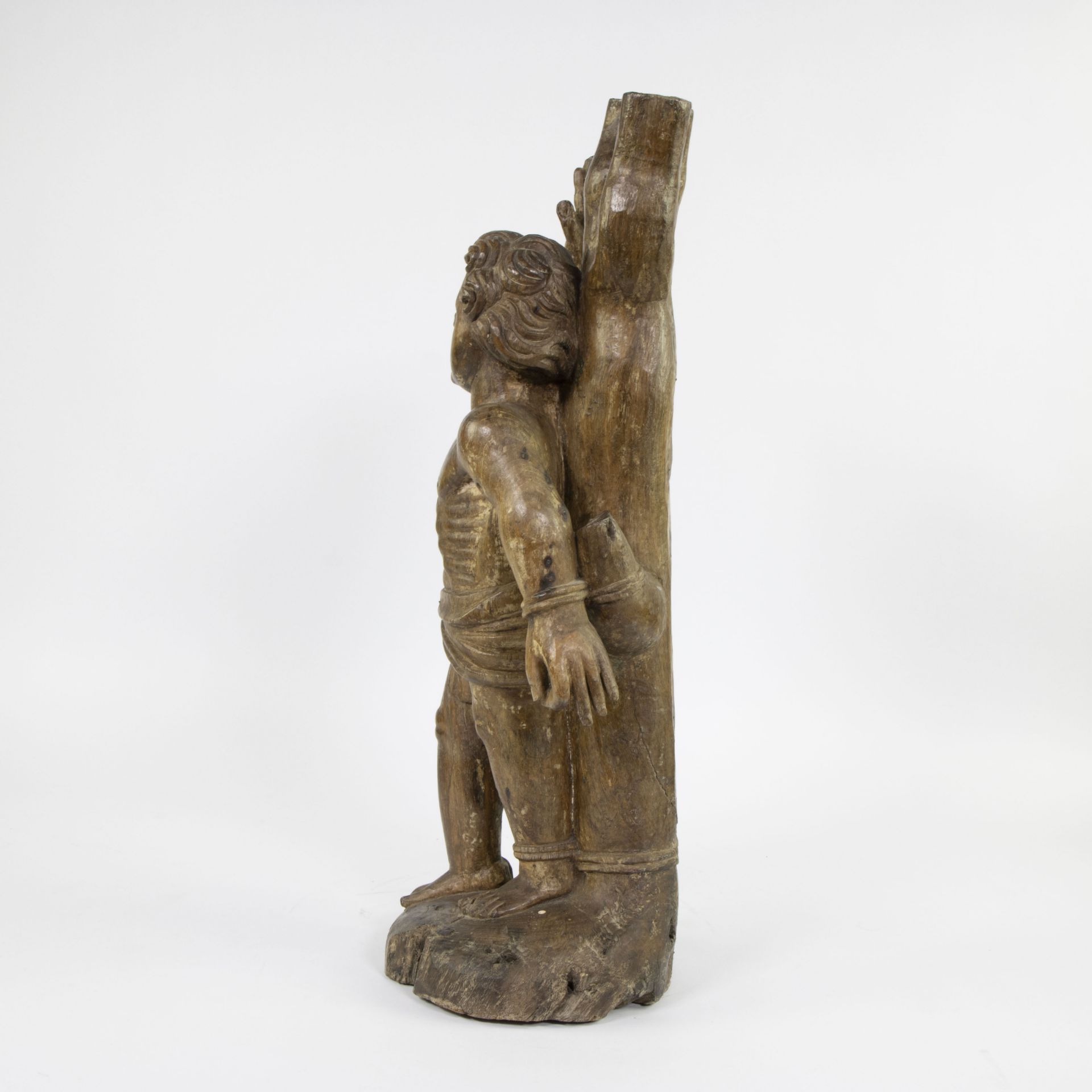 Wooden statue of a boy, Spanisch, probably 18th century - Bild 2 aus 4