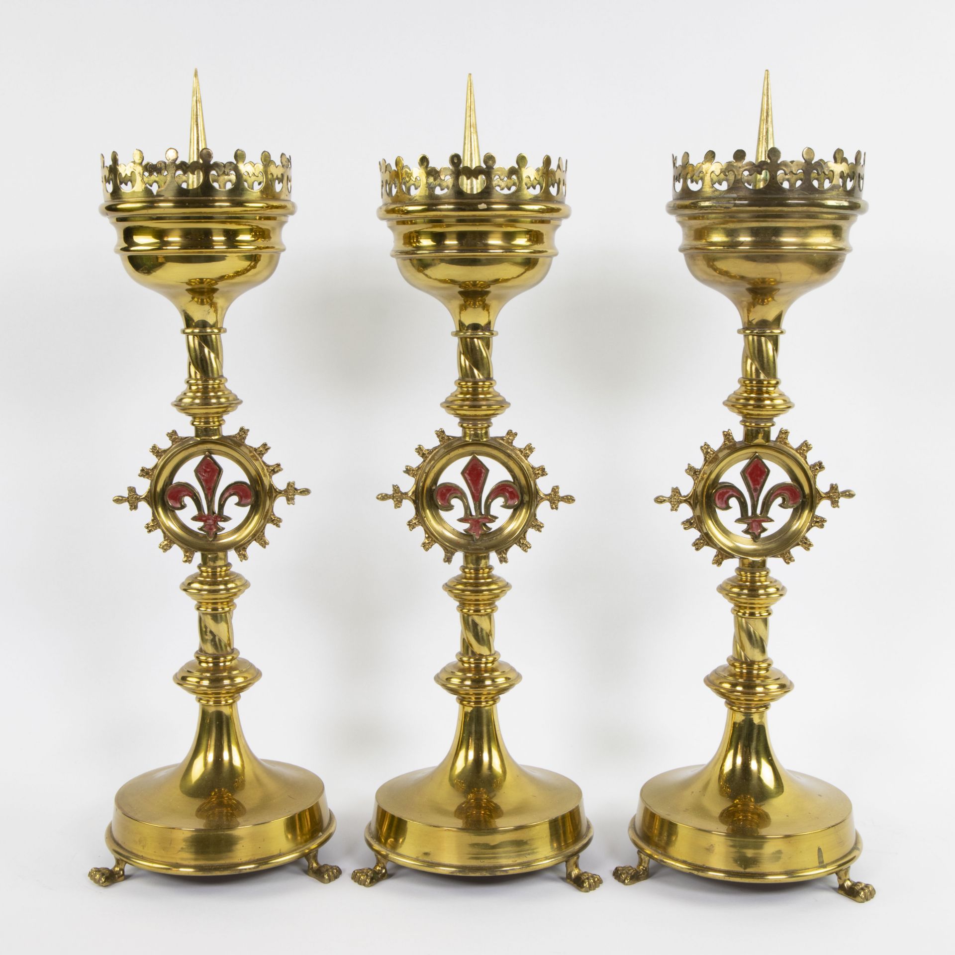 A collection of neo-gothic church candlesticks (6) in brass - Bild 4 aus 5