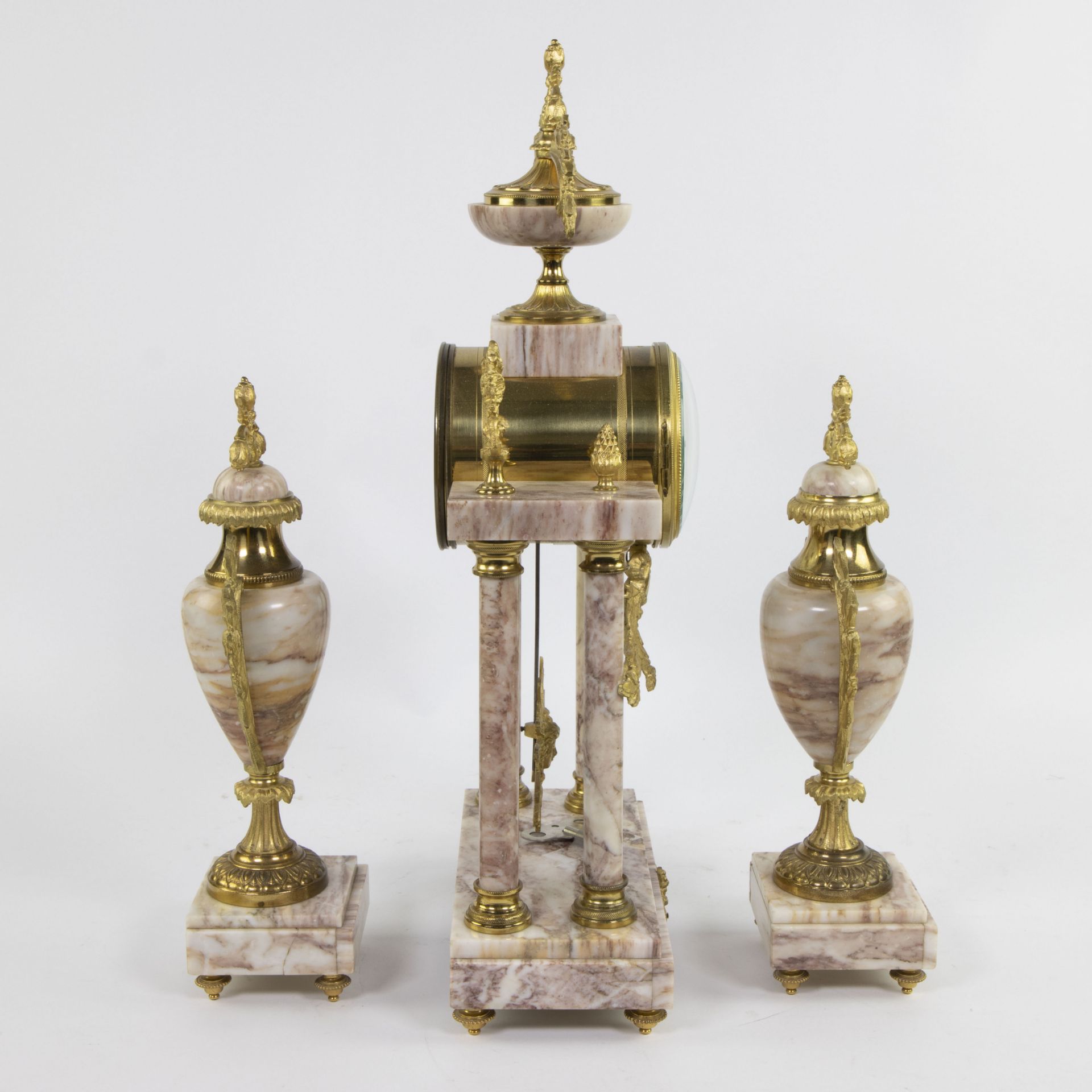 Louis XVI style, mantle garniture comprising a clock in brass with marble columns and two matching c - Bild 4 aus 4
