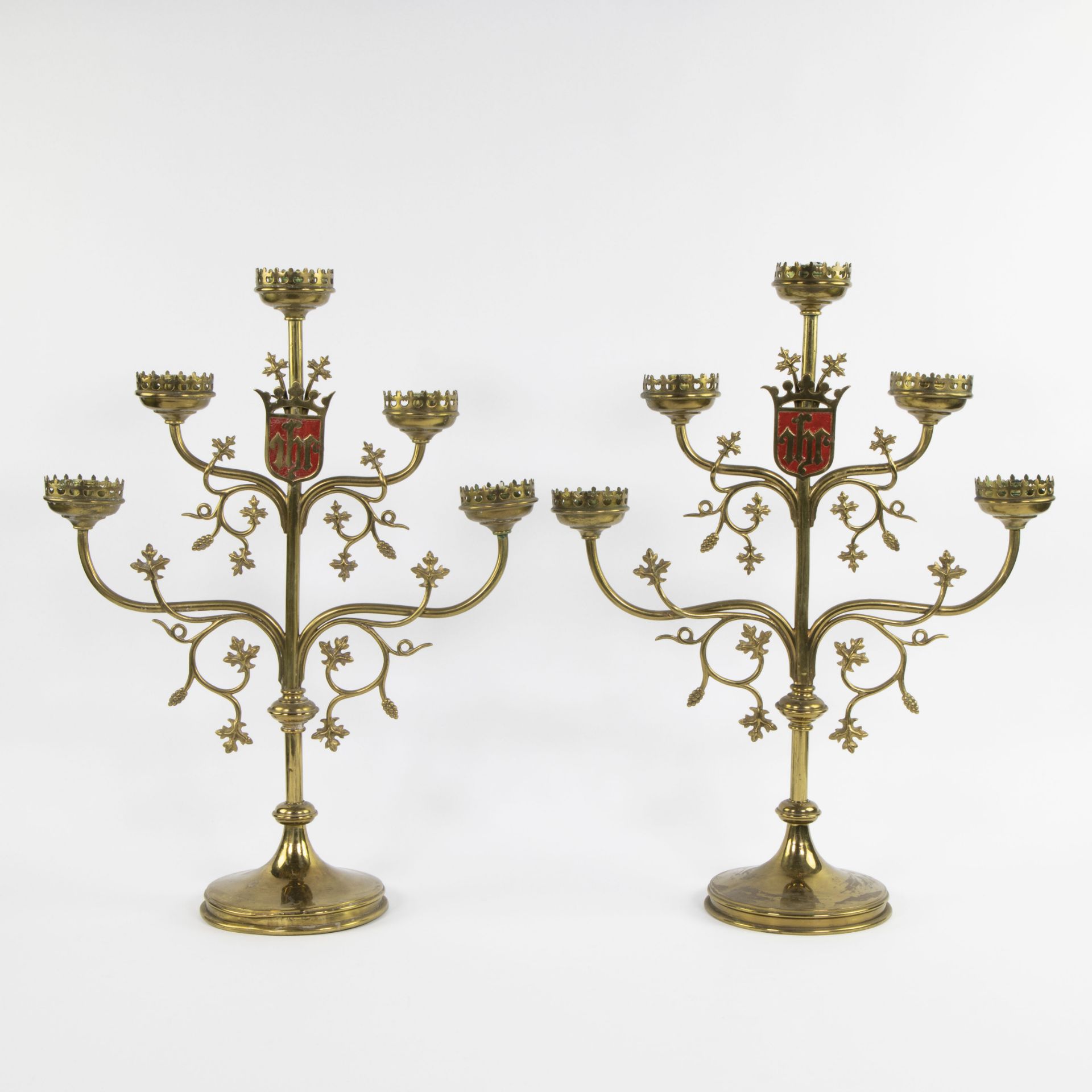 A collection of neo-gothic church candlesticks (7) in brass - Bild 4 aus 7