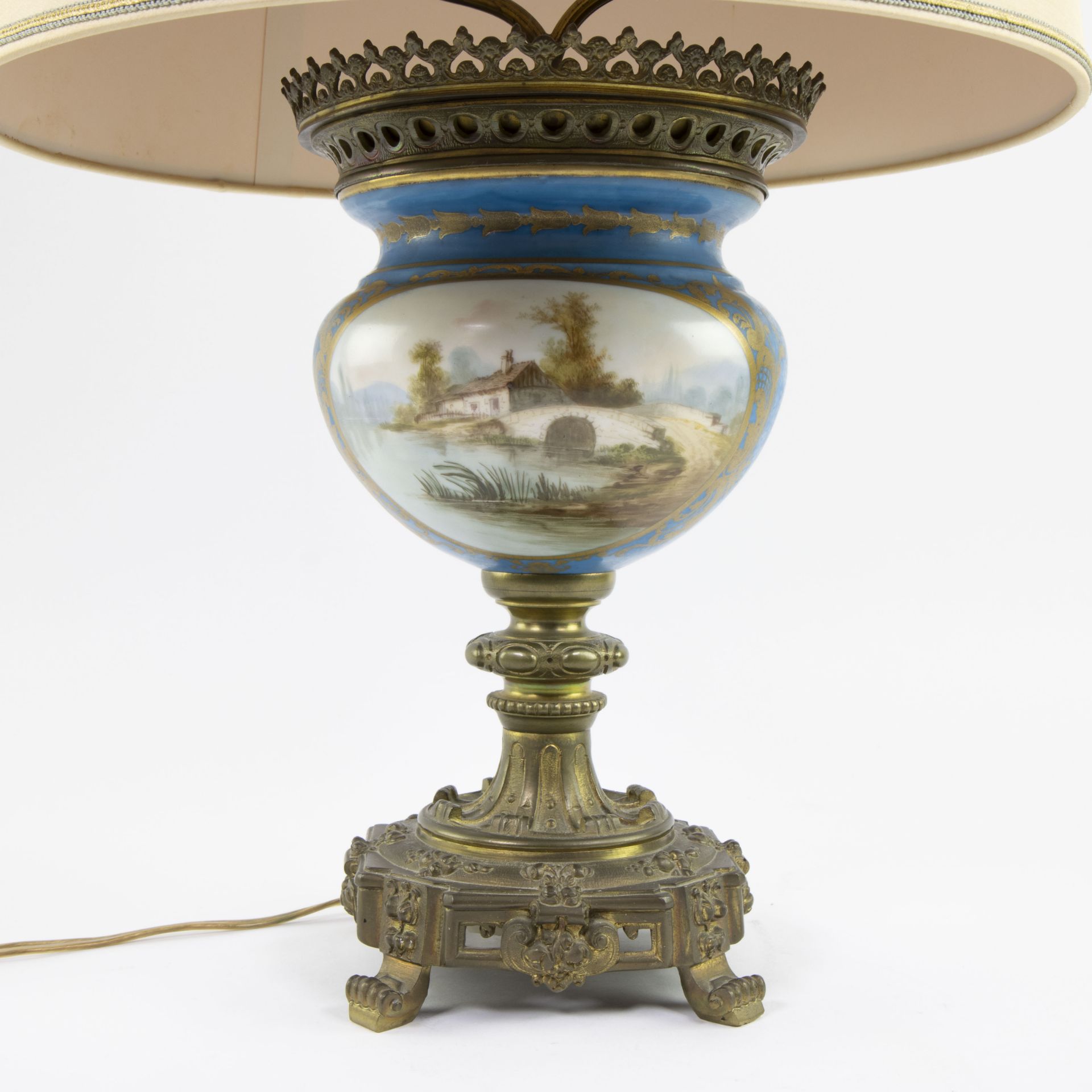 Vase of Sèvres porcelain with hand-painted decor with gilt bronze base. Mounted as lamp. - Bild 4 aus 6