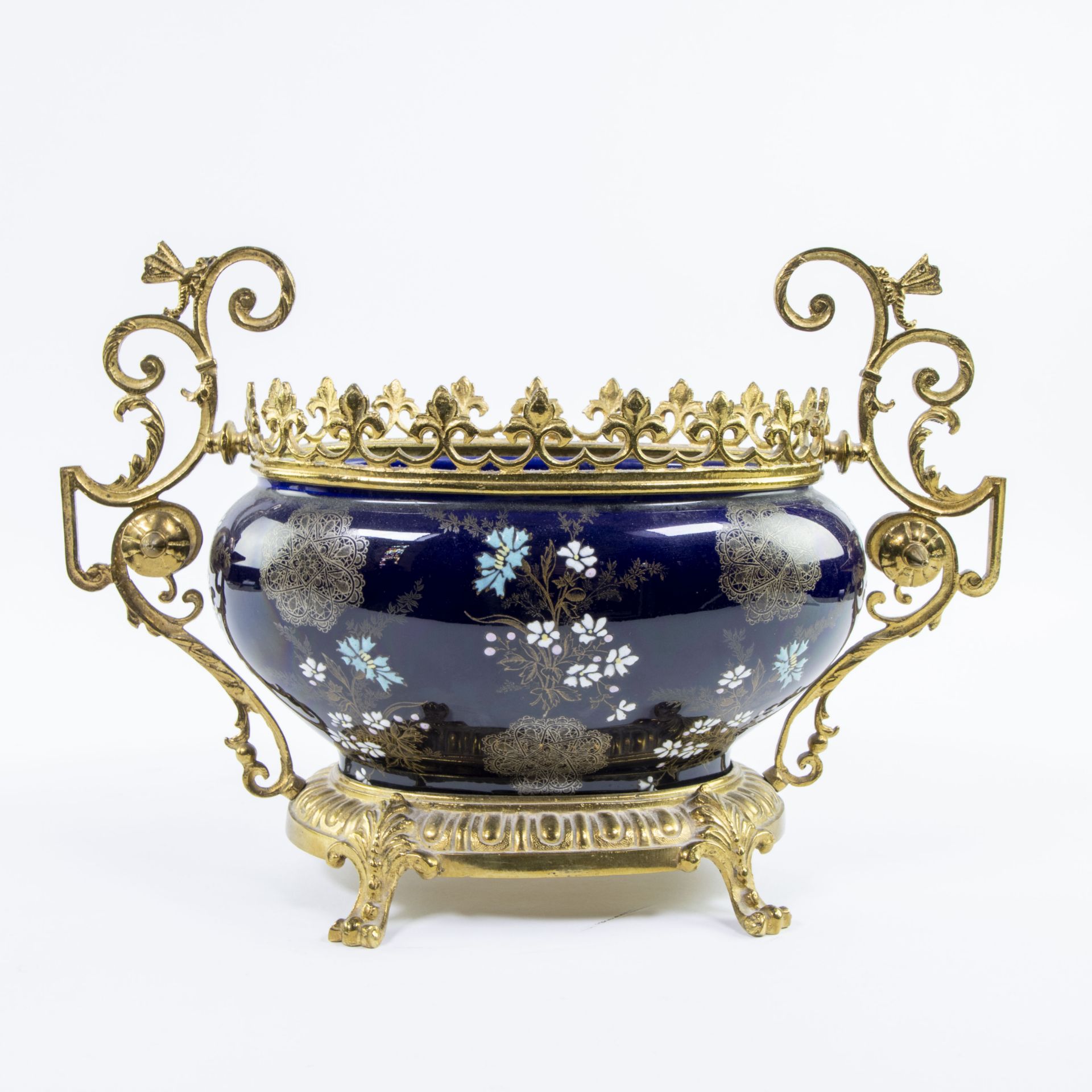 A BFK jardinière in cobalt blue porcelain with a hand-painted floral decor with gilded brass frame a - Bild 3 aus 8