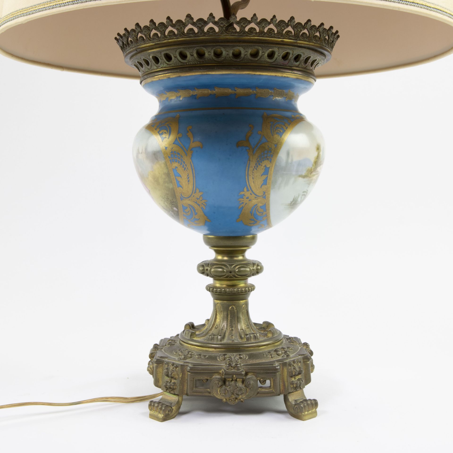 Vase of Sèvres porcelain with hand-painted decor with gilt bronze base. Mounted as lamp. - Bild 3 aus 6