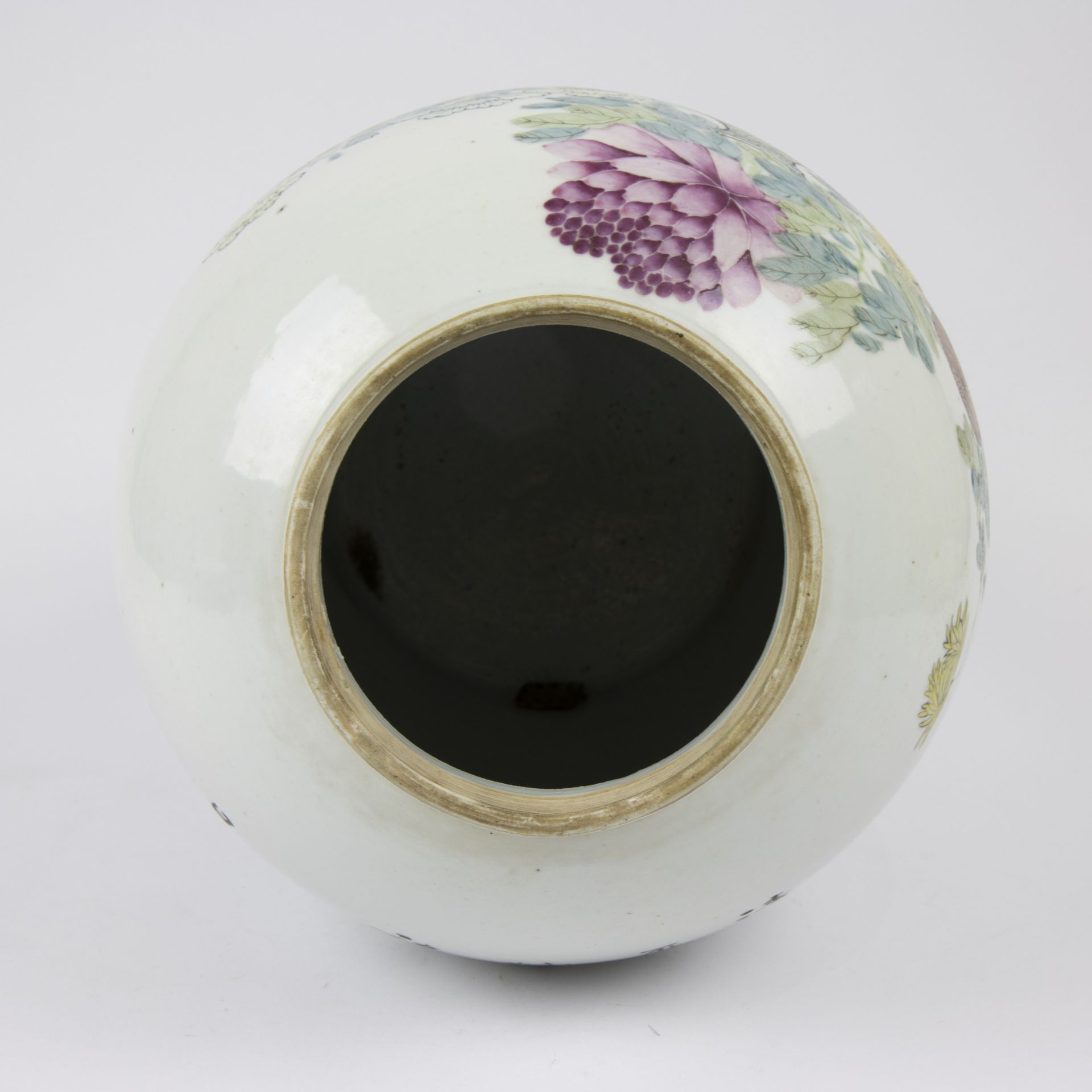 A Chinese lidded vase famille rose - Image 11 of 12