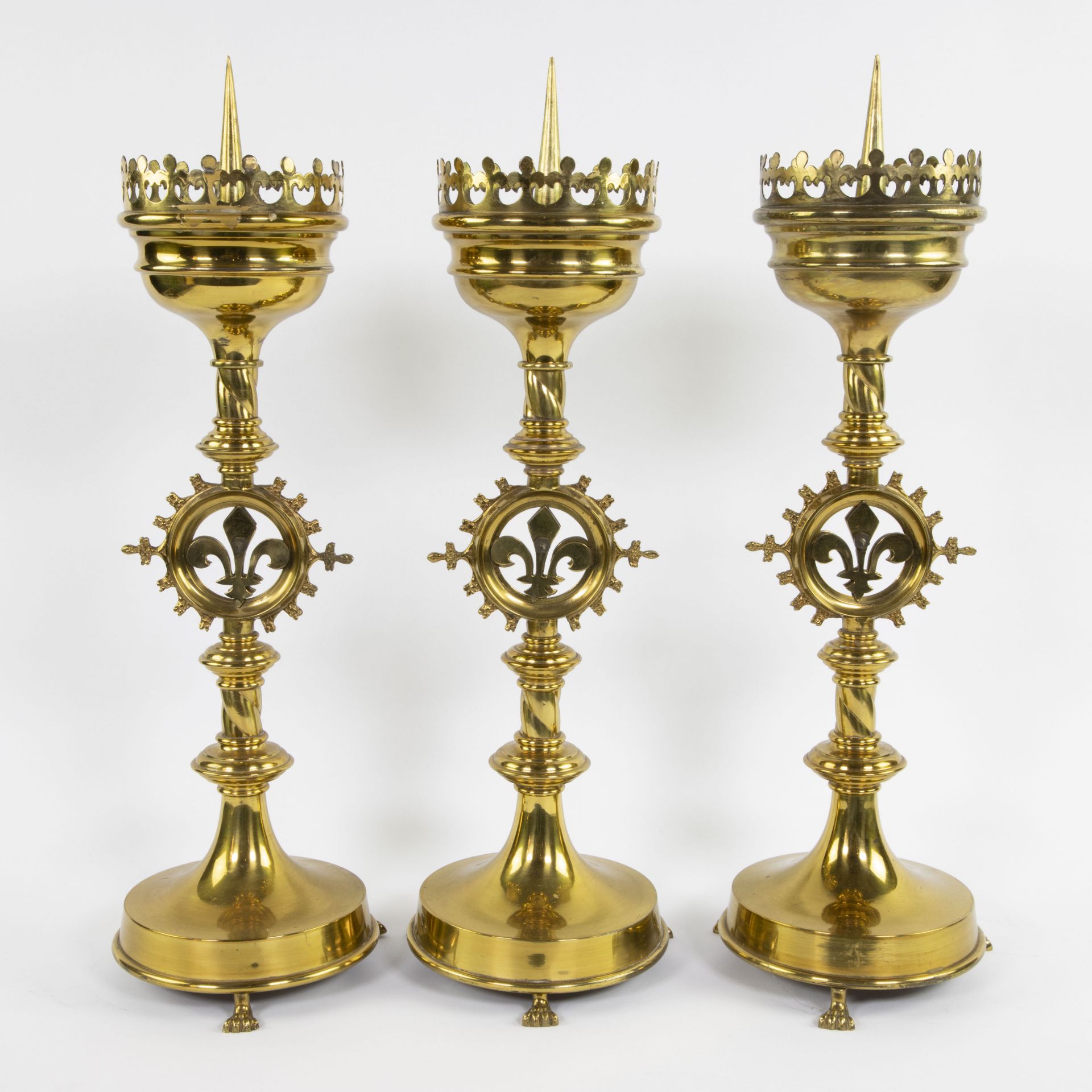 A collection of neo-gothic church candlesticks (6) in brass - Bild 5 aus 5