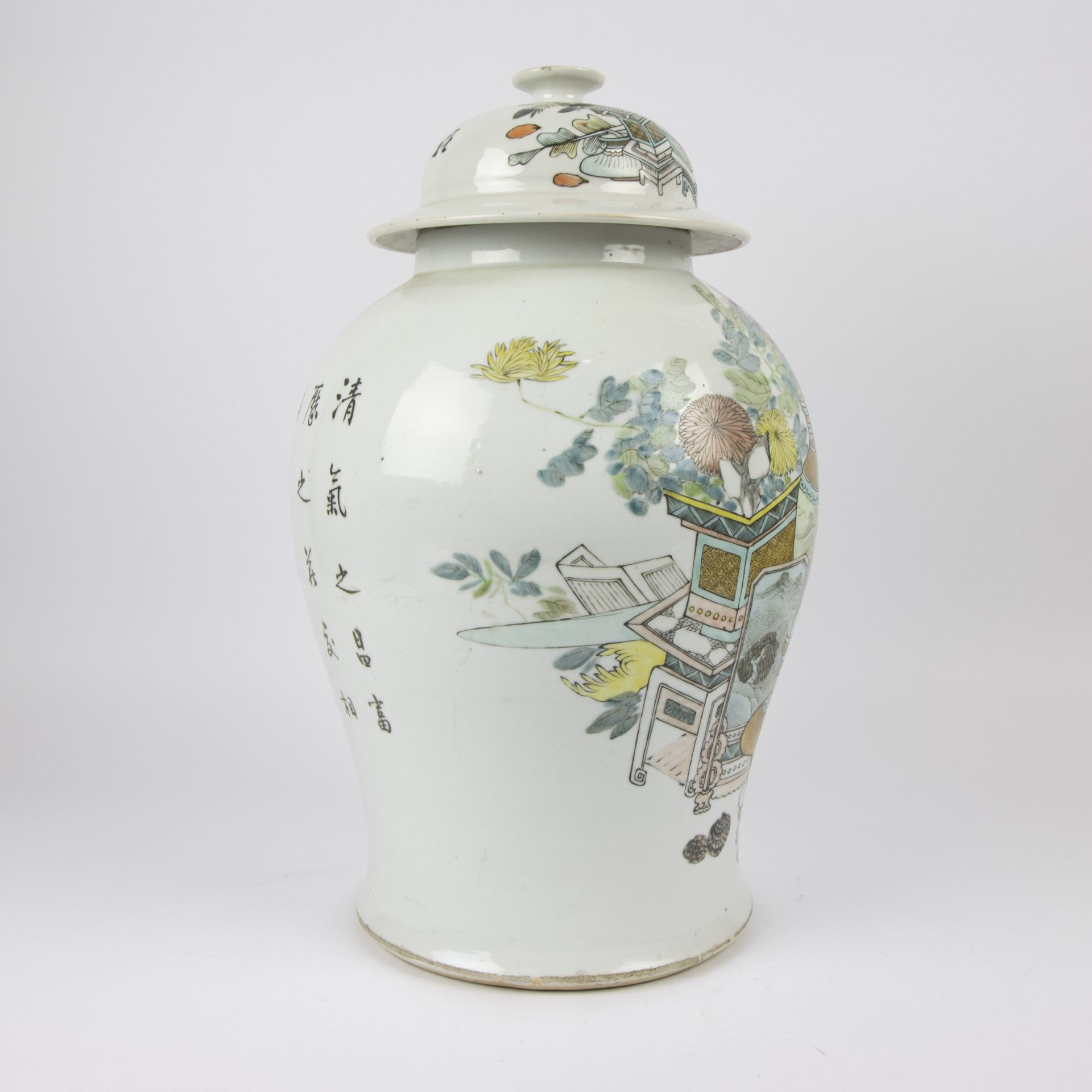 A Chinese lidded vase famille rose - Image 8 of 12