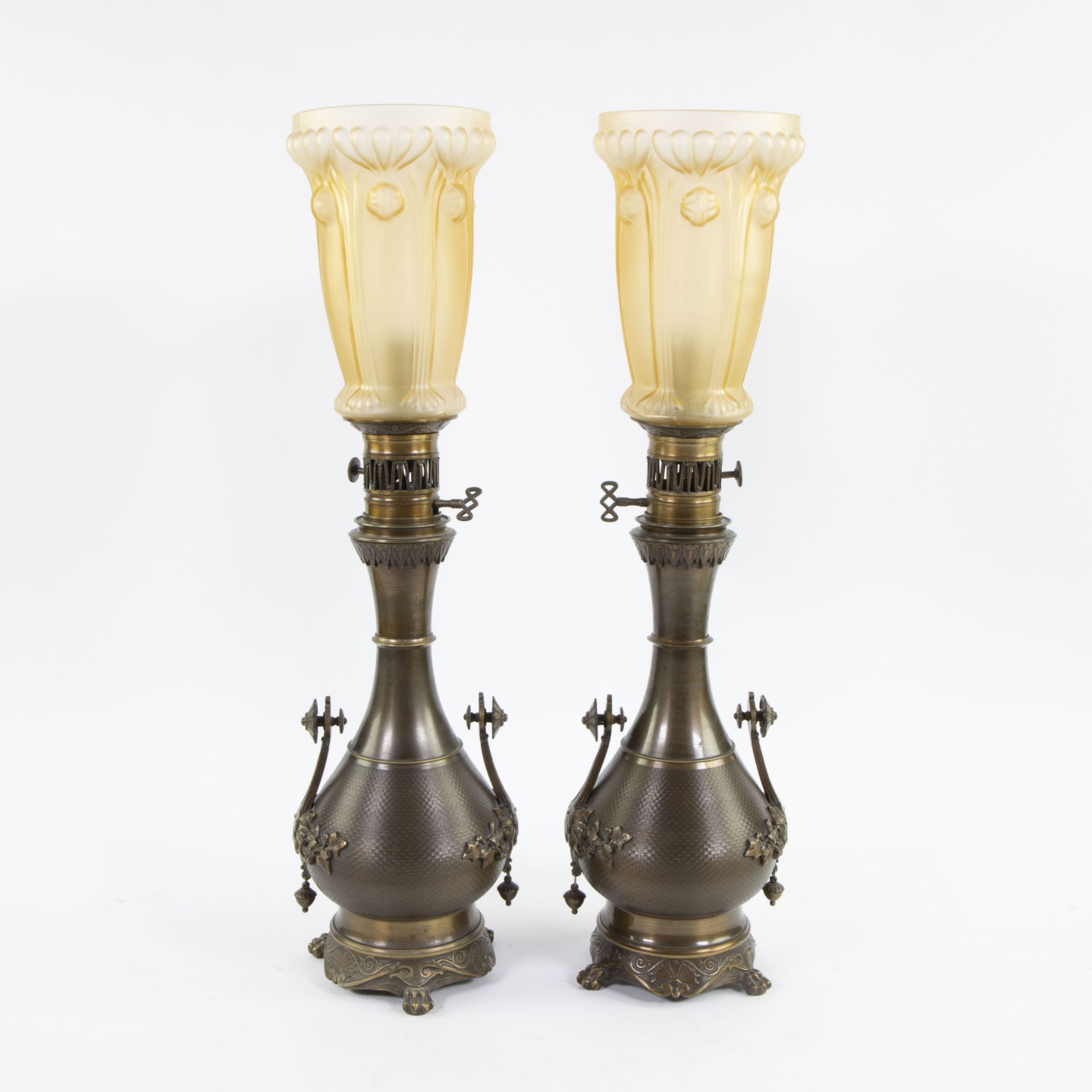 Pair of oil lamps in finely worked brass and fine glass shades marked at the bottom with initials JS - Bild 3 aus 5