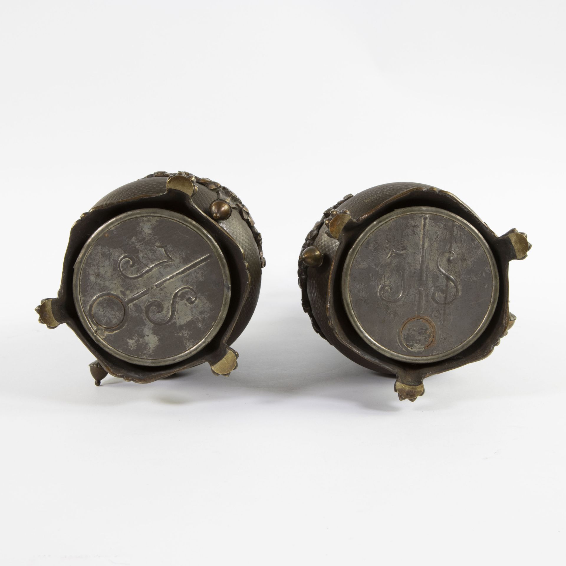 Pair of oil lamps in finely worked brass and fine glass shades marked at the bottom with initials JS - Bild 5 aus 5