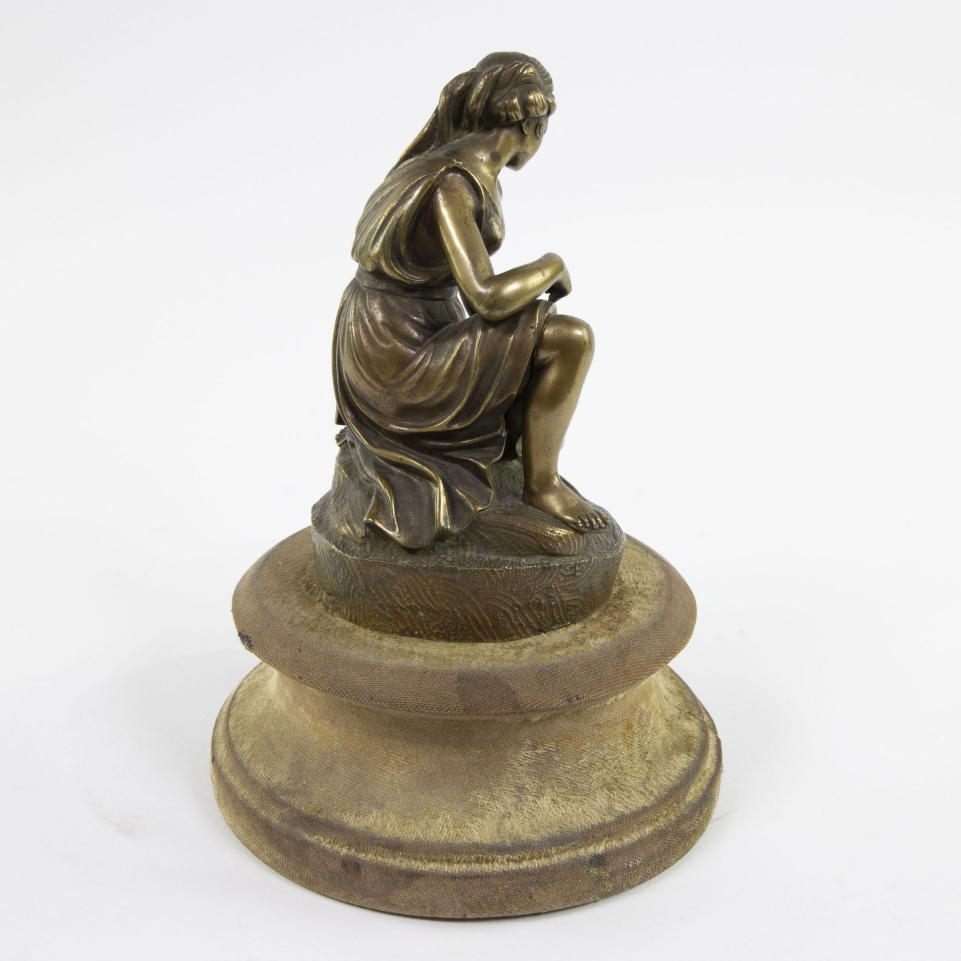Gilt bronze of a sitting girl, not signed - Bild 5 aus 6