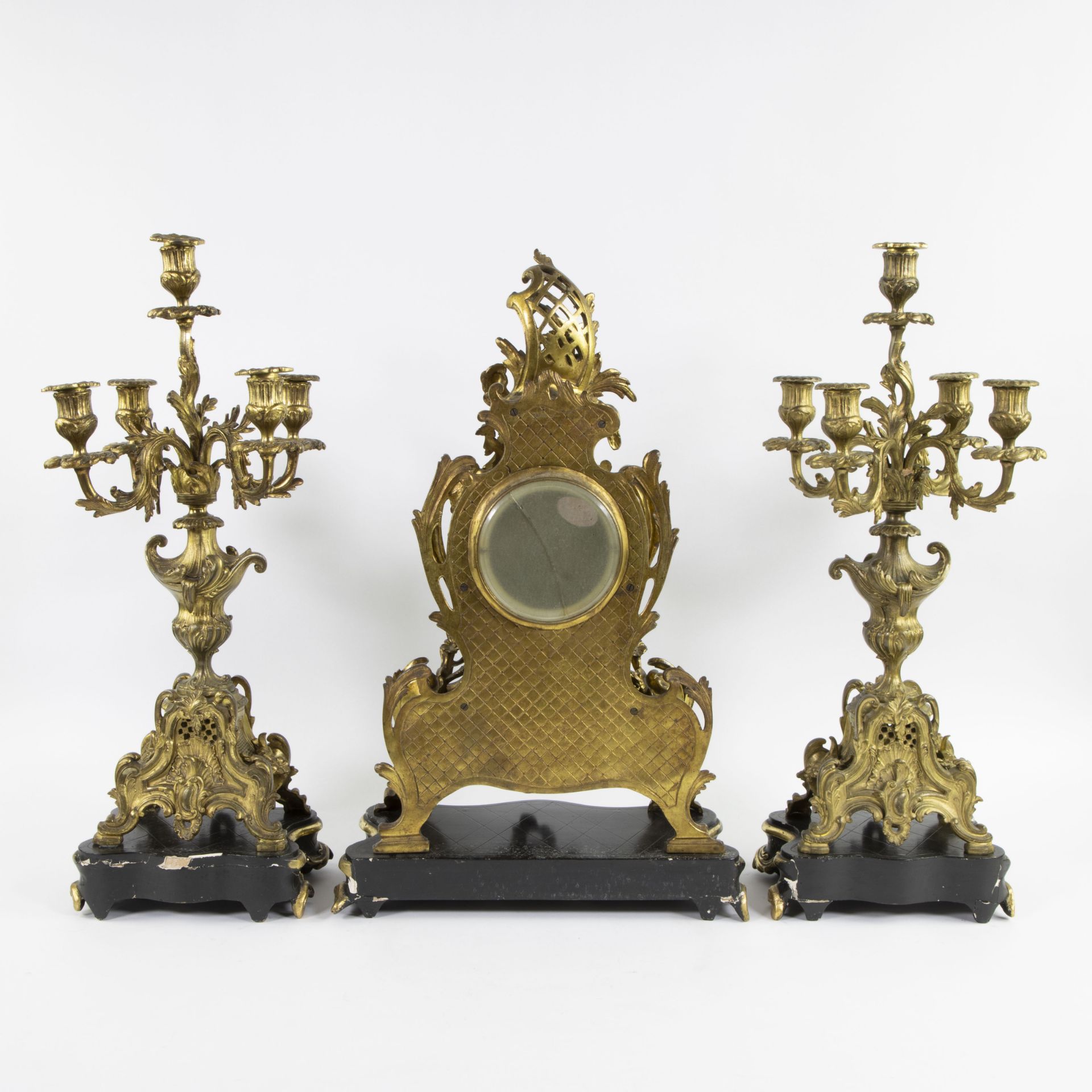 A three-part Louis XV style gilt bronze mantel clock garniture consisting of a clock and candlestick - Bild 3 aus 4