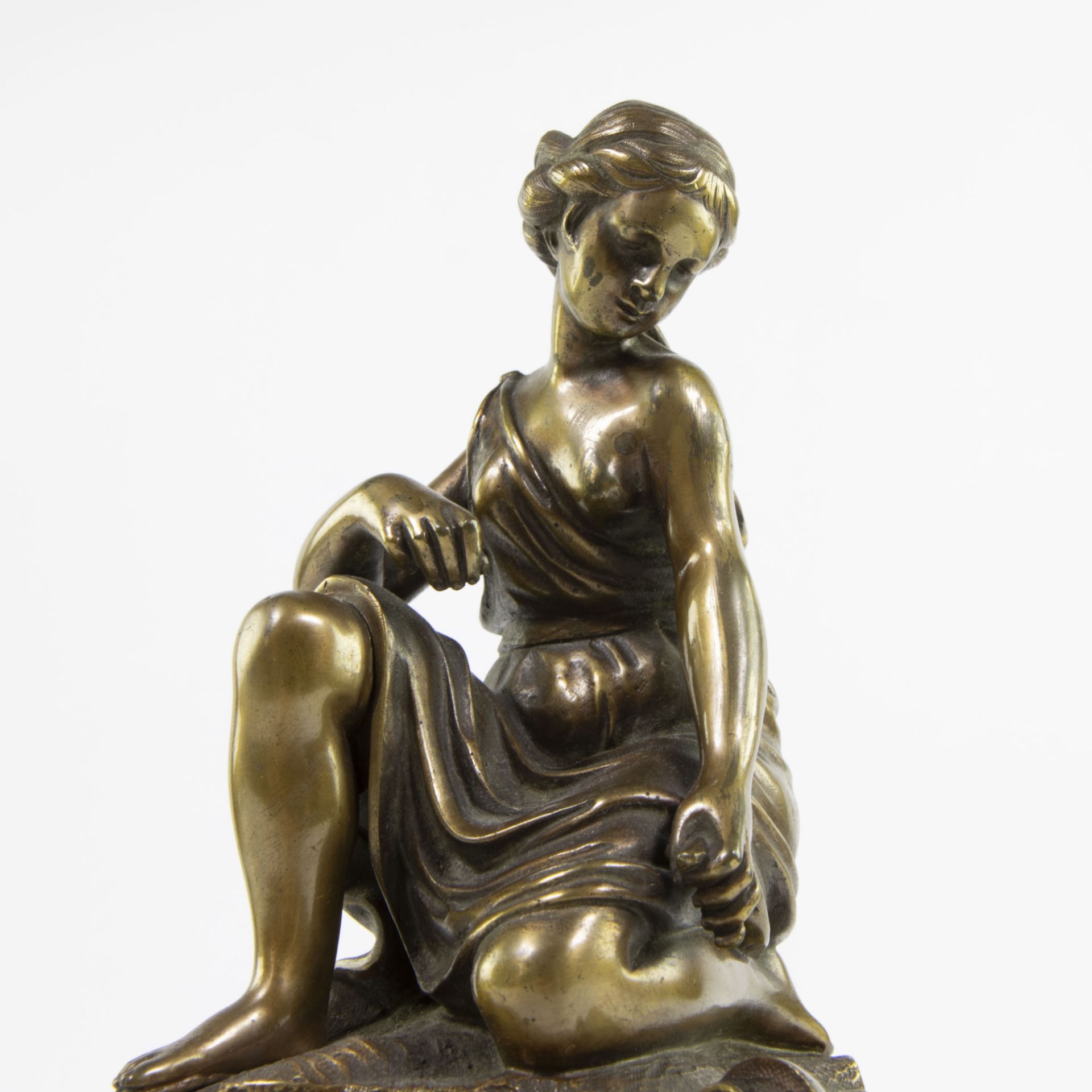 Gilt bronze of a sitting girl, not signed - Bild 2 aus 6