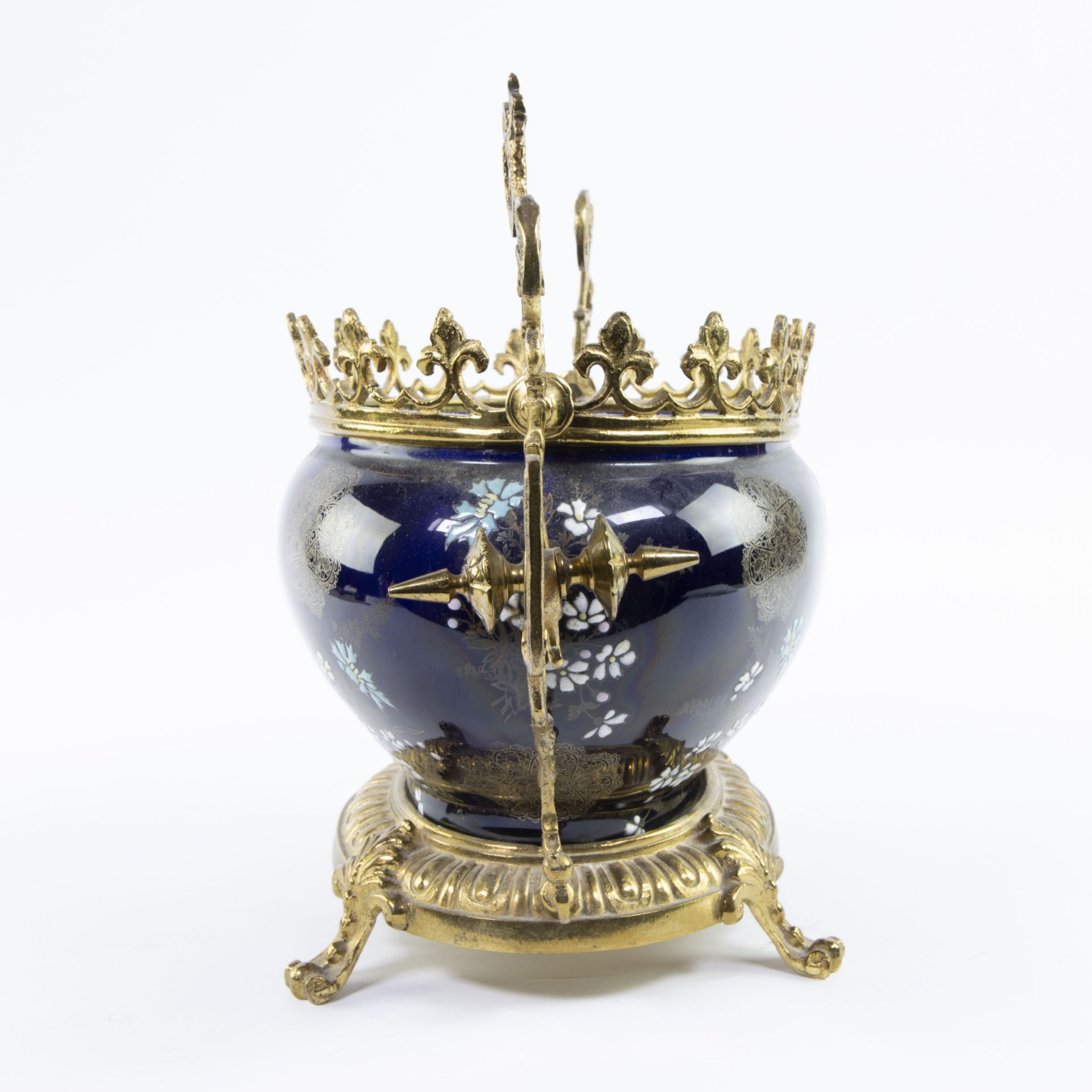 A BFK jardinière in cobalt blue porcelain with a hand-painted floral decor with gilded brass frame a - Bild 2 aus 8