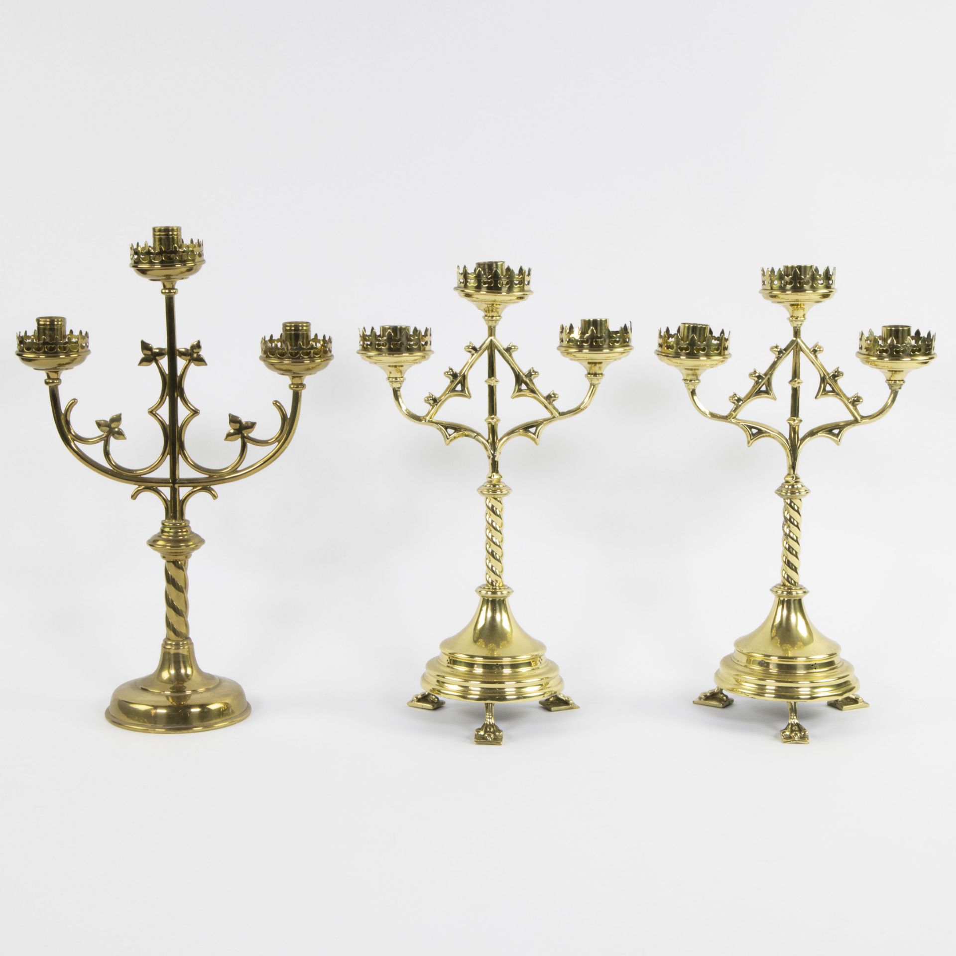 A collection of neo-gothic church candlesticks (7) in brass - Bild 6 aus 7