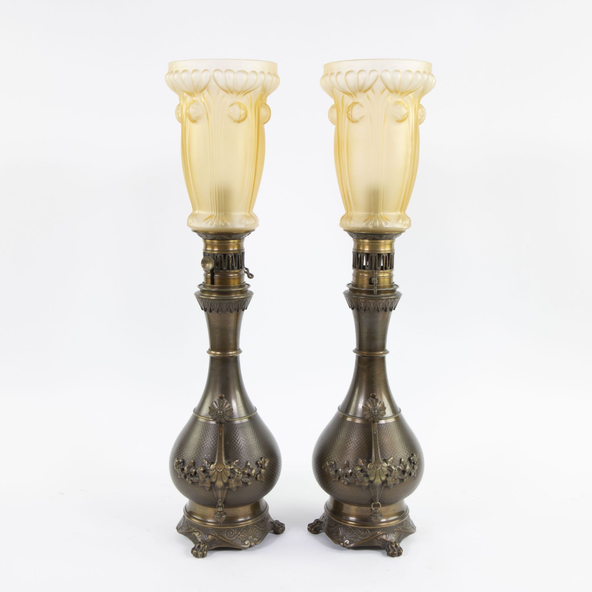 Pair of oil lamps in finely worked brass and fine glass shades marked at the bottom with initials JS - Bild 2 aus 5