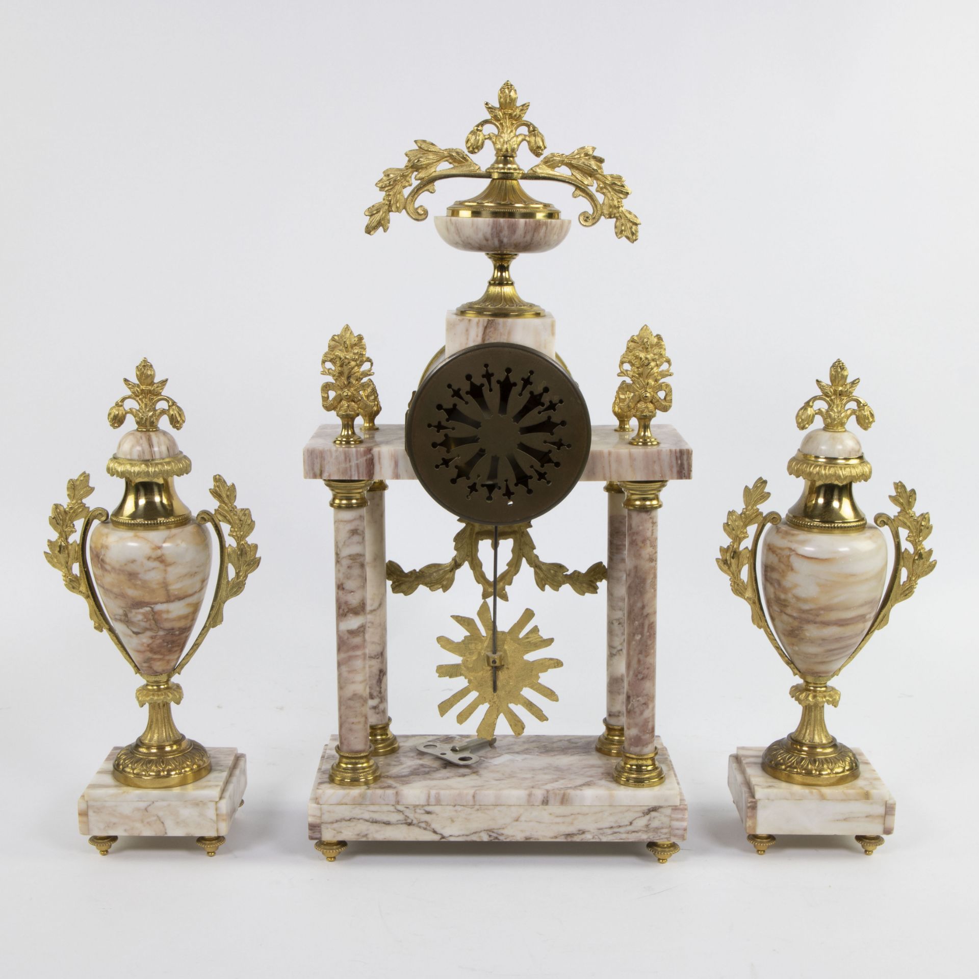 Louis XVI style, mantle garniture comprising a clock in brass with marble columns and two matching c - Bild 3 aus 4