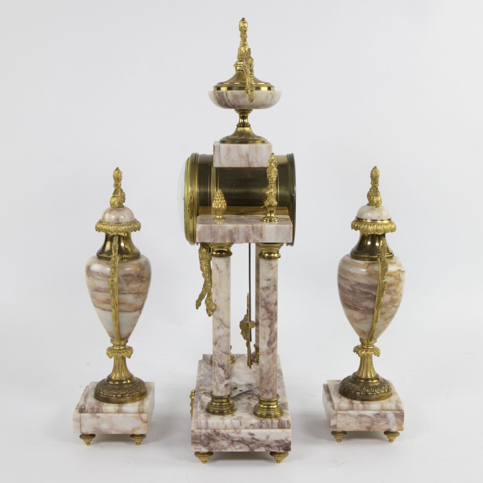 Louis XVI style, mantle garniture comprising a clock in brass with marble columns and two matching c - Bild 2 aus 4