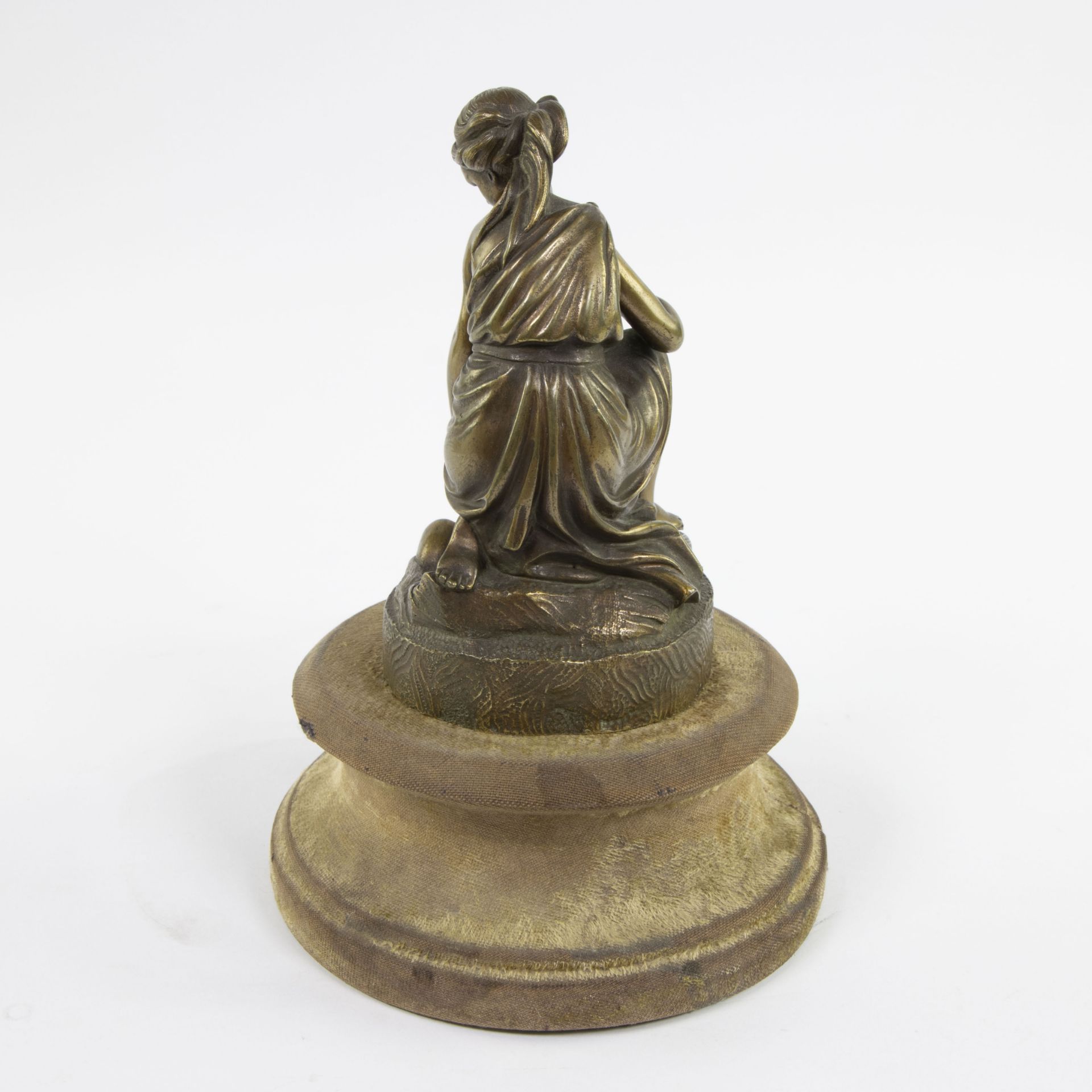 Gilt bronze of a sitting girl, not signed - Bild 4 aus 6