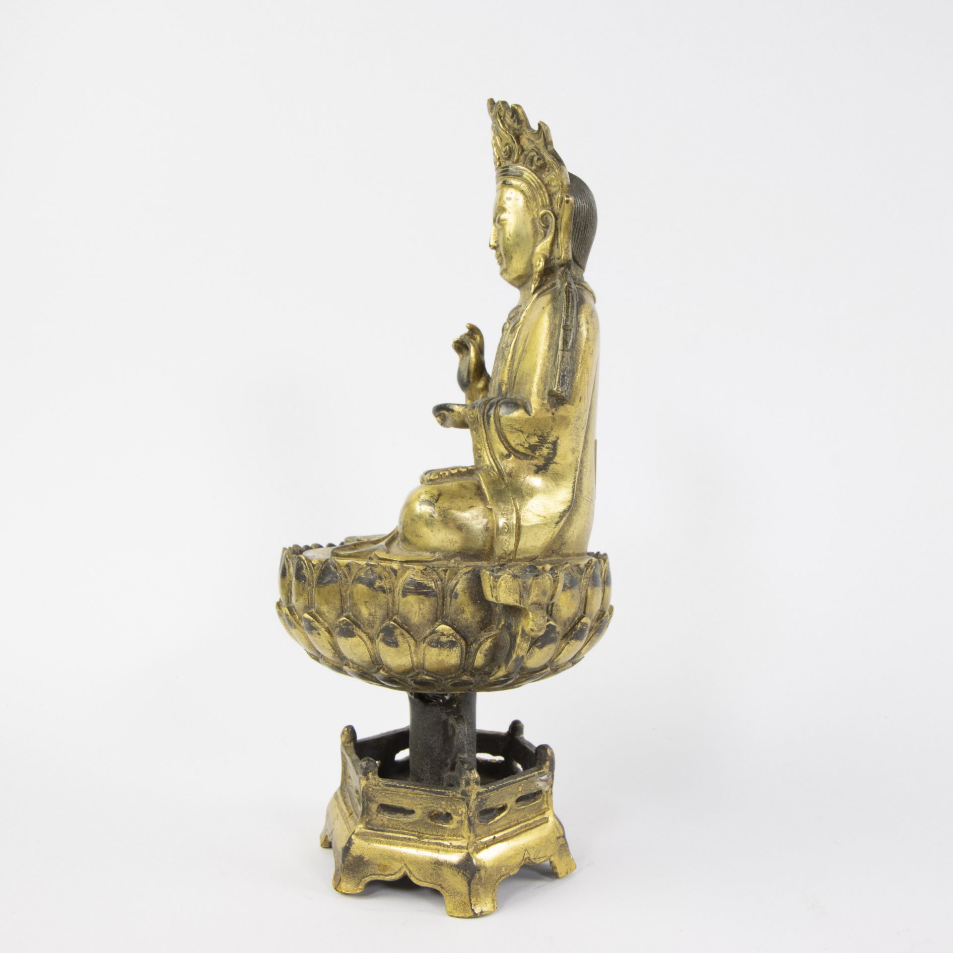 Bronze gilded Buddha with outstretched handon a lotus pedestal - Bild 2 aus 5