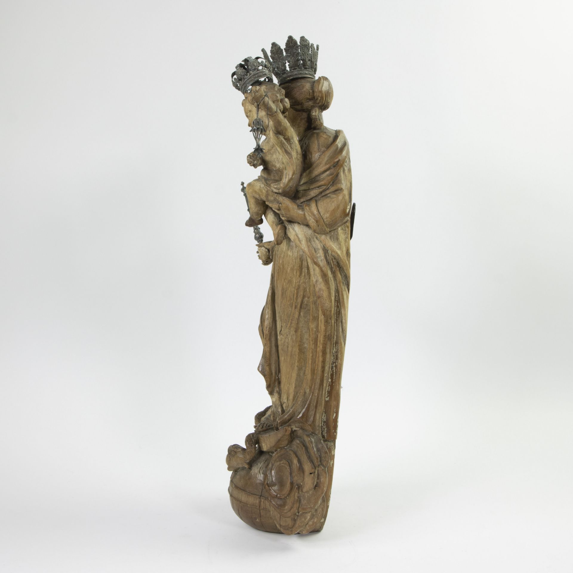 Madonna and child on globe and crescent moon, oak wood, 18th century, traces of polychromy - Bild 2 aus 4