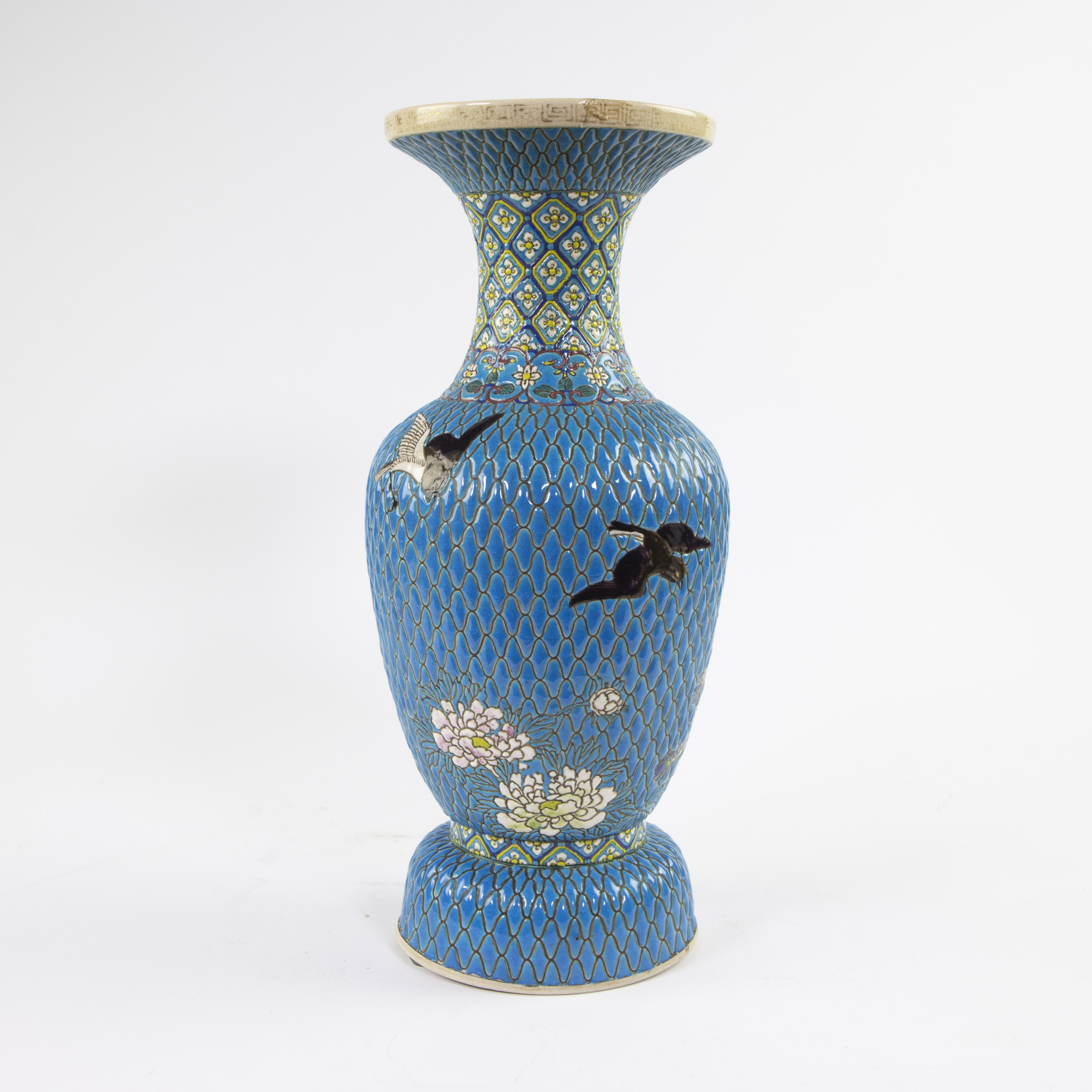 Large vase with crane and swallows on blue background, Meiji period - Image 3 of 7