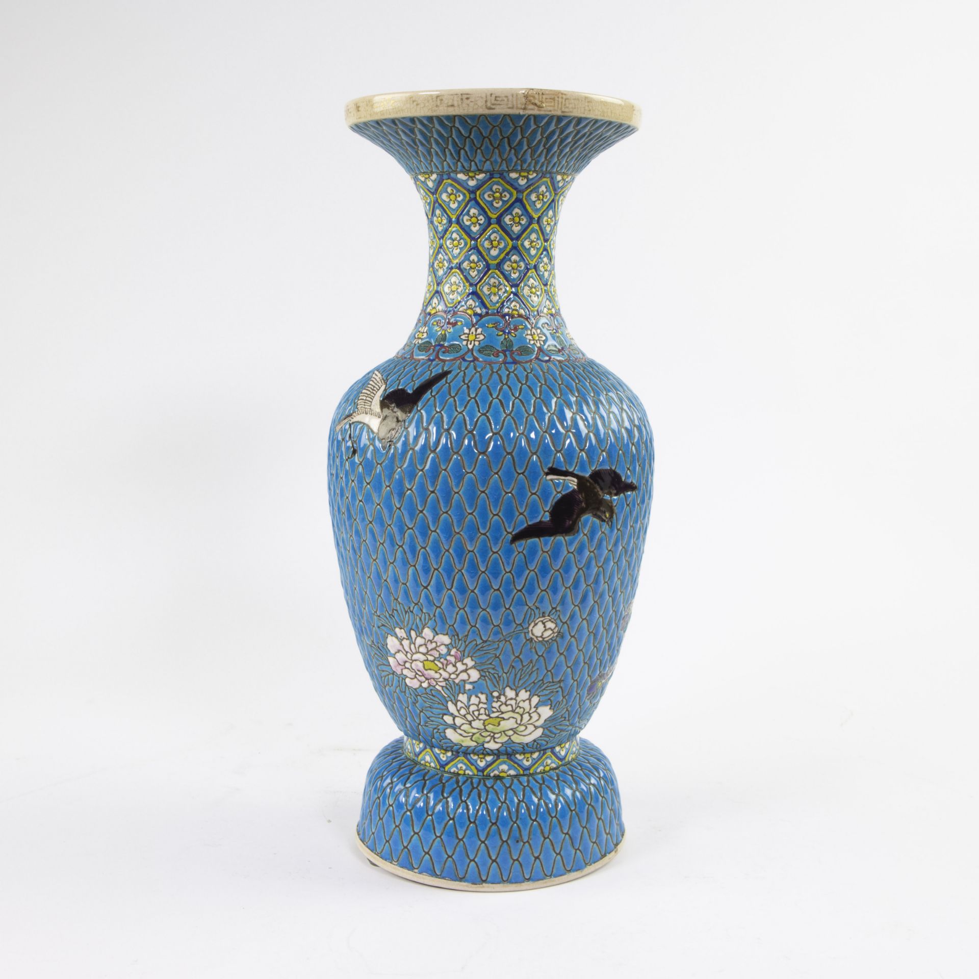 Large vase with crane and swallows on blue background, Meiji period - Bild 3 aus 7