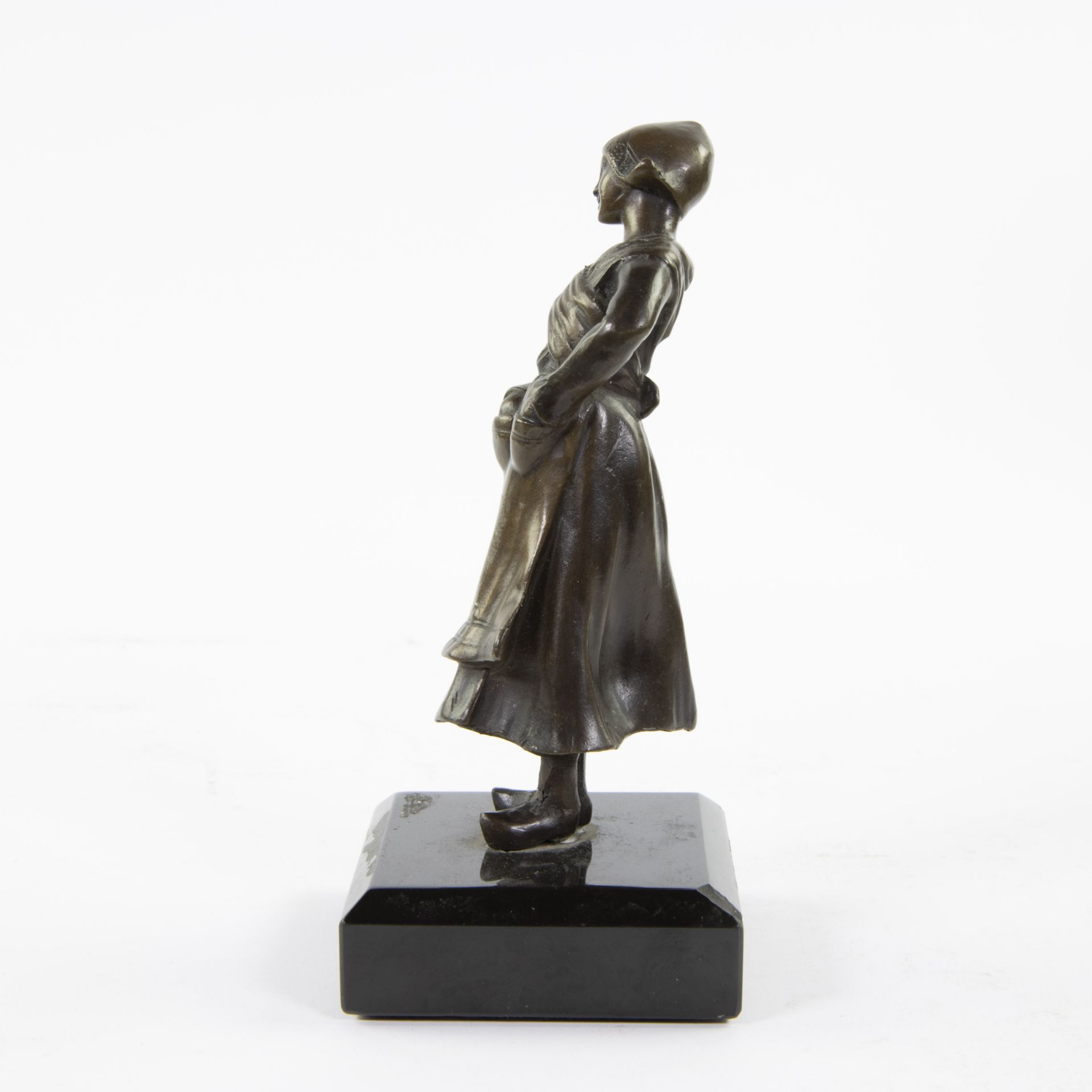 Dutch cheese girl, bronze on marble base - Bild 2 aus 4