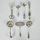 Sugar shakers (including English), scoops (including Holland) & 1 silver plated spoon (content 800),