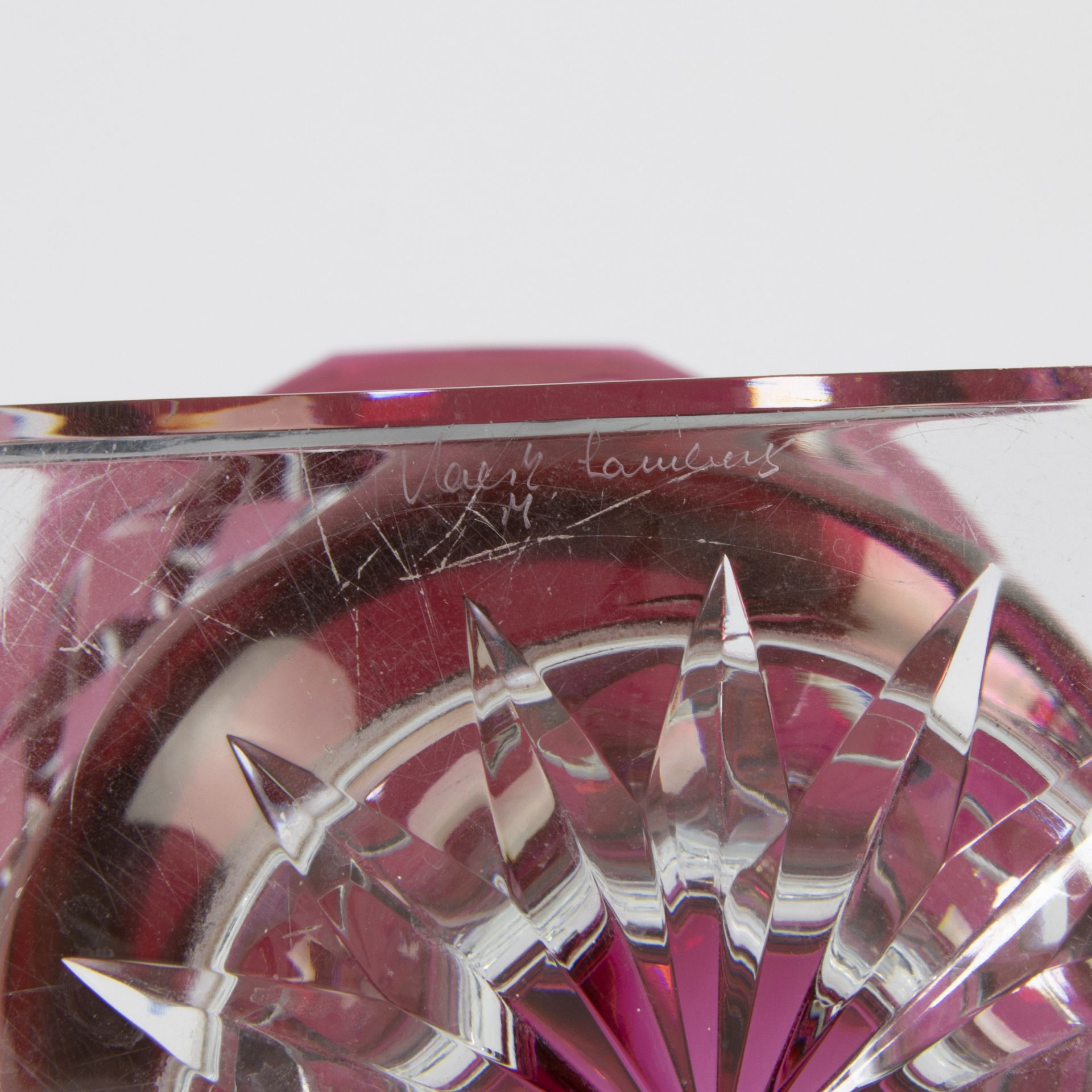 Val Saint Lambert red crystal vase model Thessalie, signed on the bottom, with original label - Bild 5 aus 5