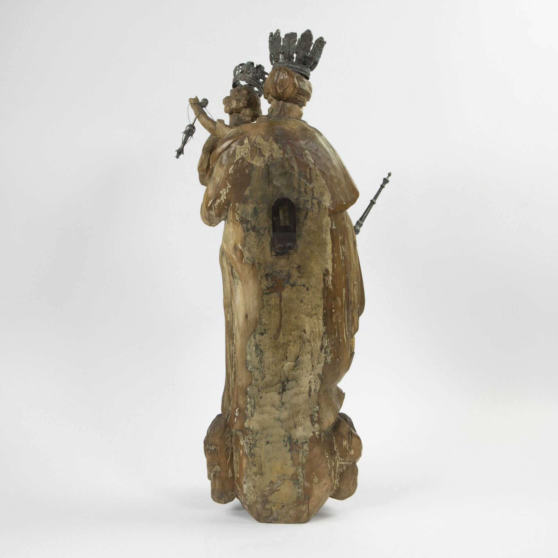 Madonna and child on globe and crescent moon, oak wood, 18th century, traces of polychromy - Bild 3 aus 4