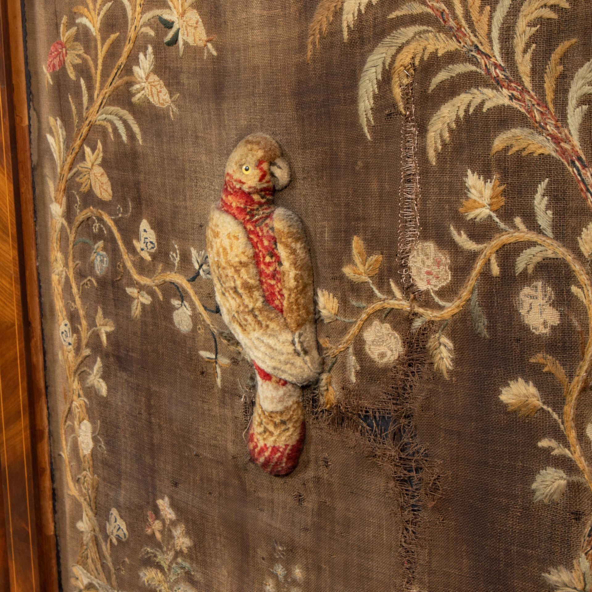 Fireplace screen in acajou with inlay and embroidery, decor parrot 19th century - Image 2 of 3