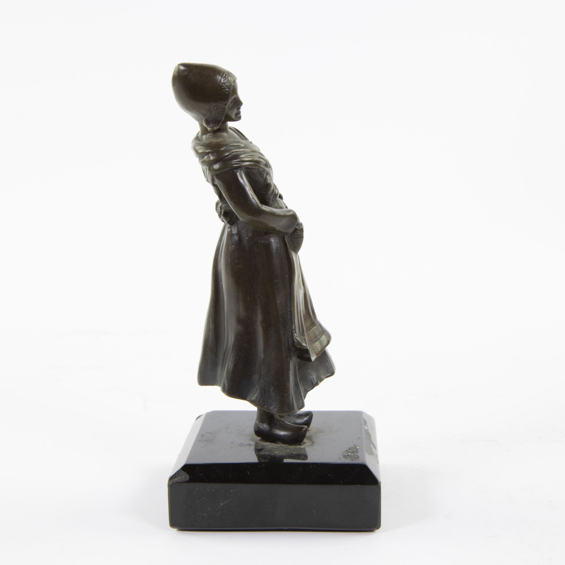 Dutch cheese girl, bronze on marble base - Bild 4 aus 4