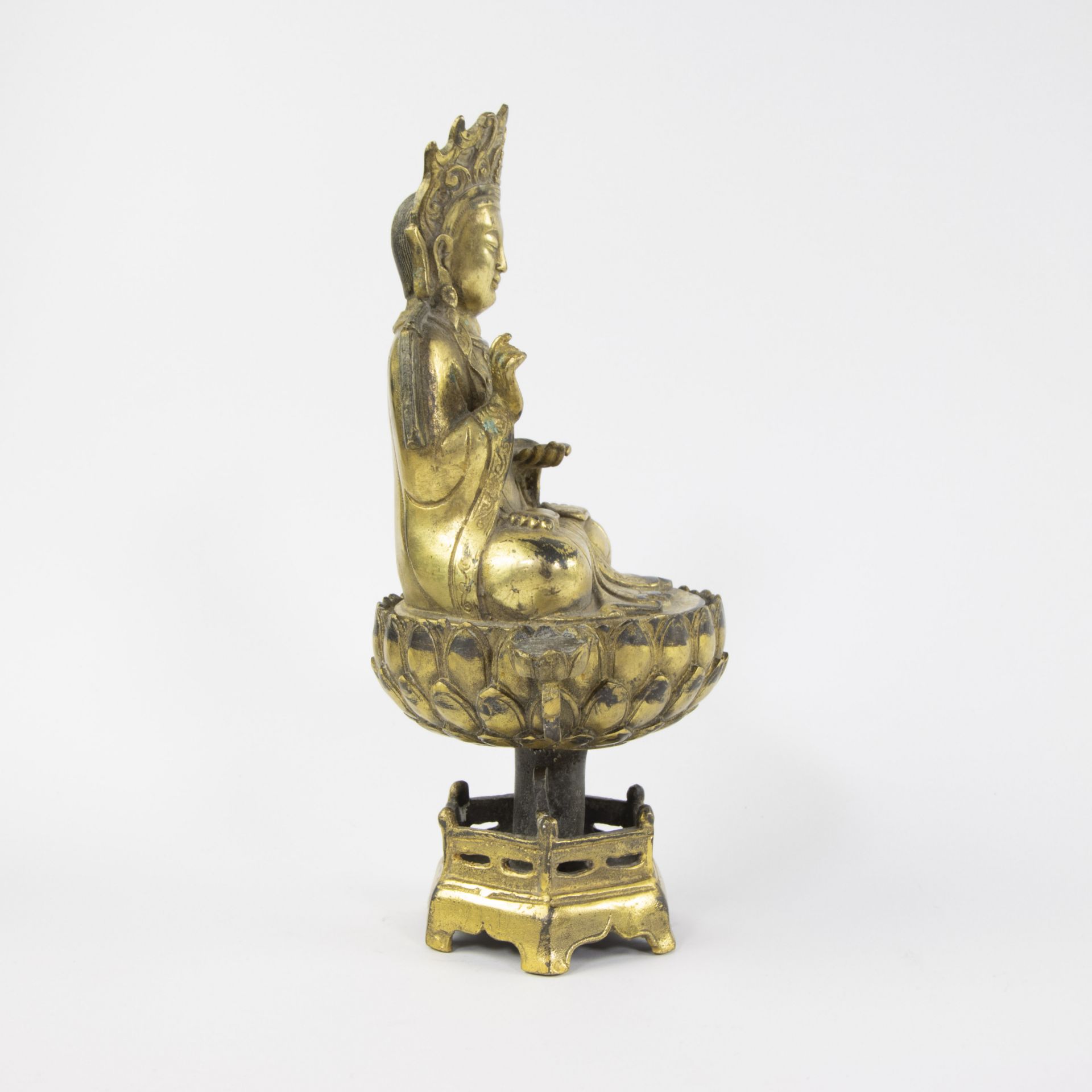 Bronze gilded Buddha with outstretched handon a lotus pedestal - Bild 4 aus 5