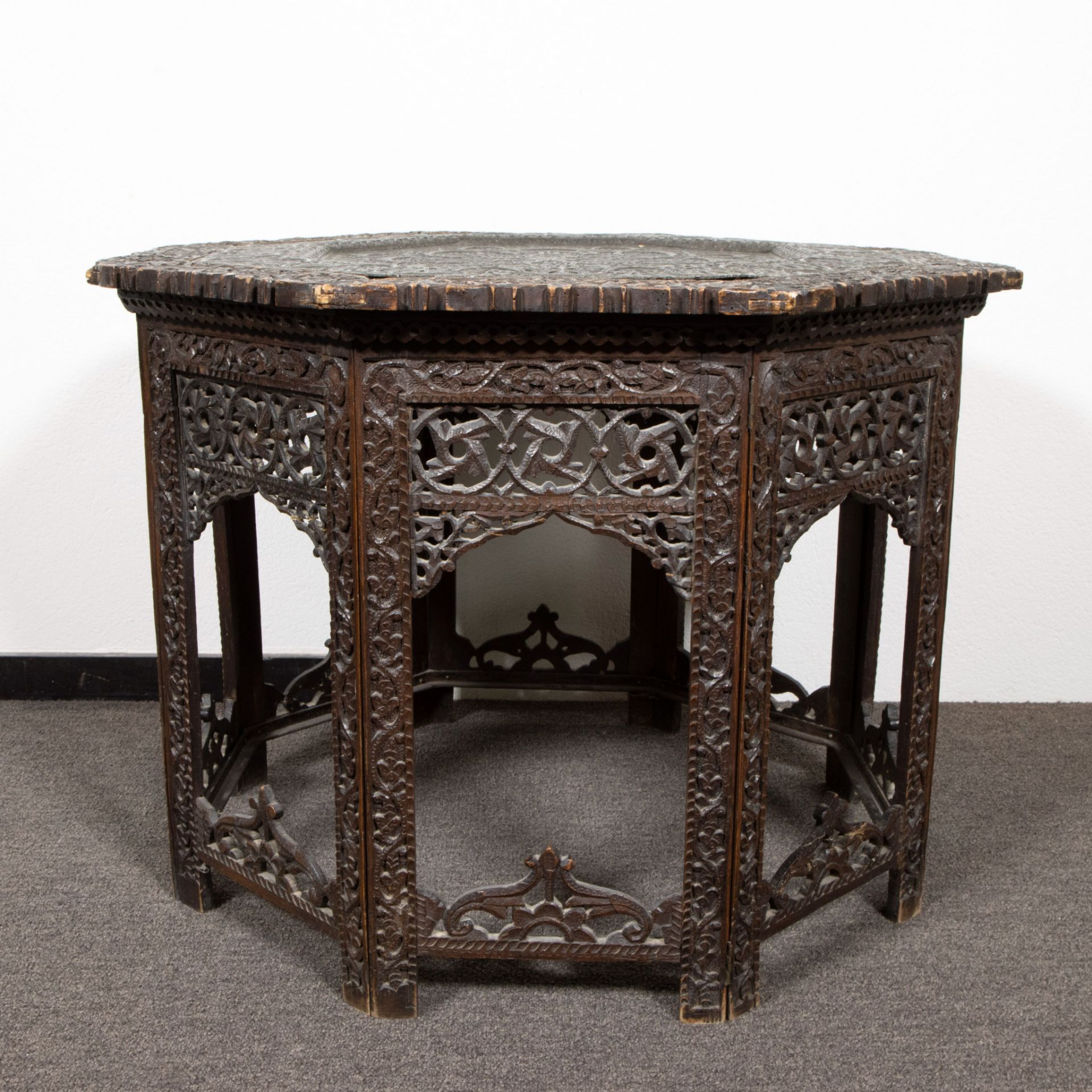 Colonial coffee table from Ceylon with very finely worked top in copper, early 20th century, . - Image 3 of 3