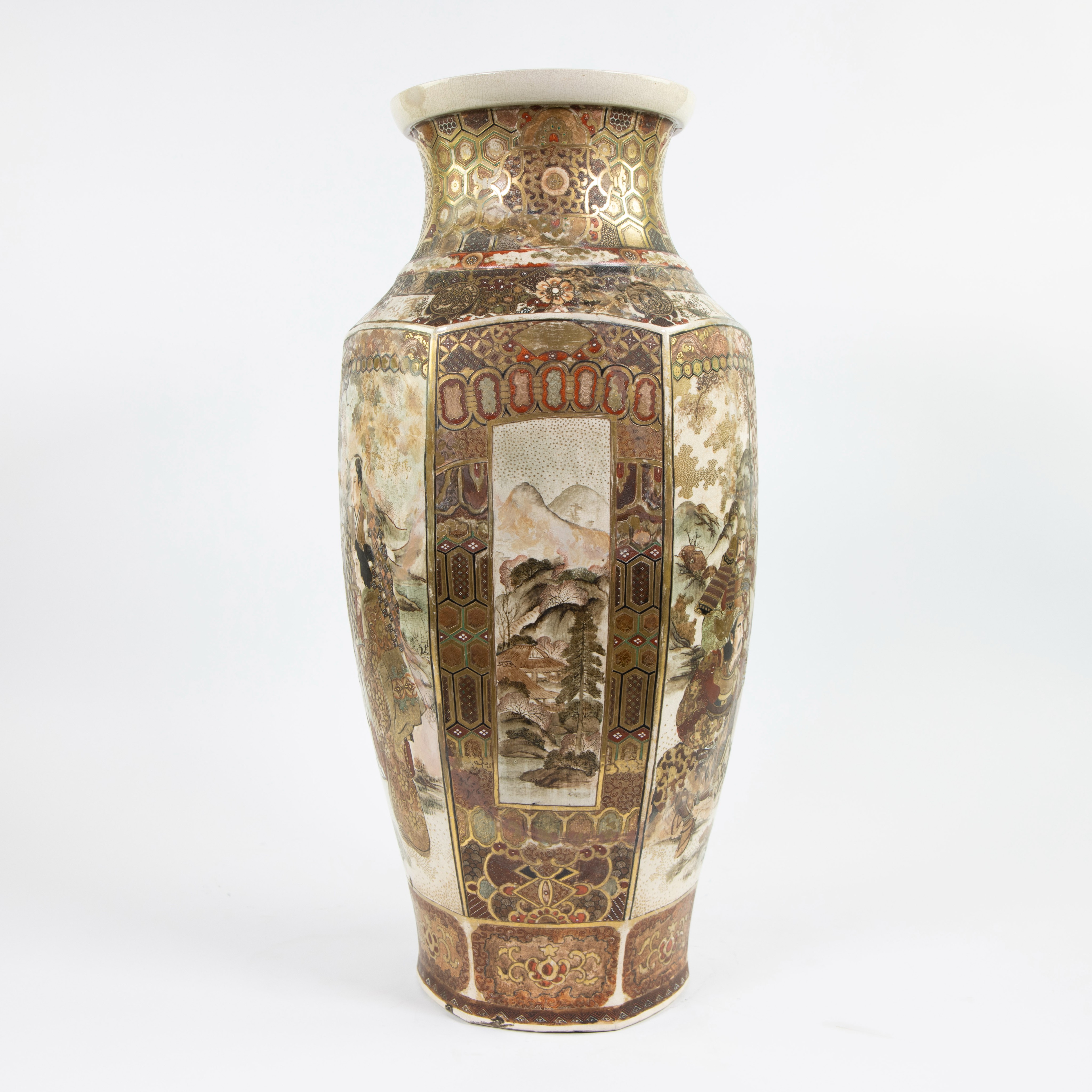 Large hexagonal Satsuma vase depicting samurai and scholars, Japan, Meiji period - Bild 2 aus 6