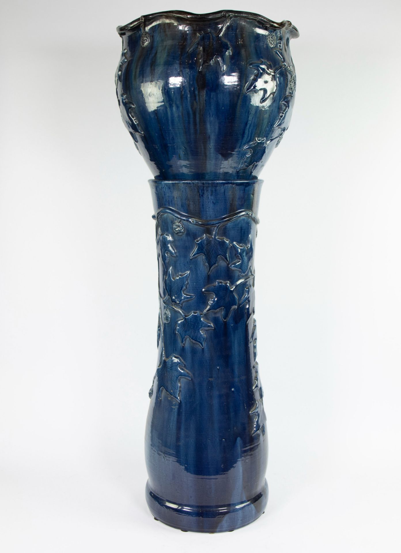 Plant stand in blue glazed ceramic decorated with leaf motifs - Bild 2 aus 4