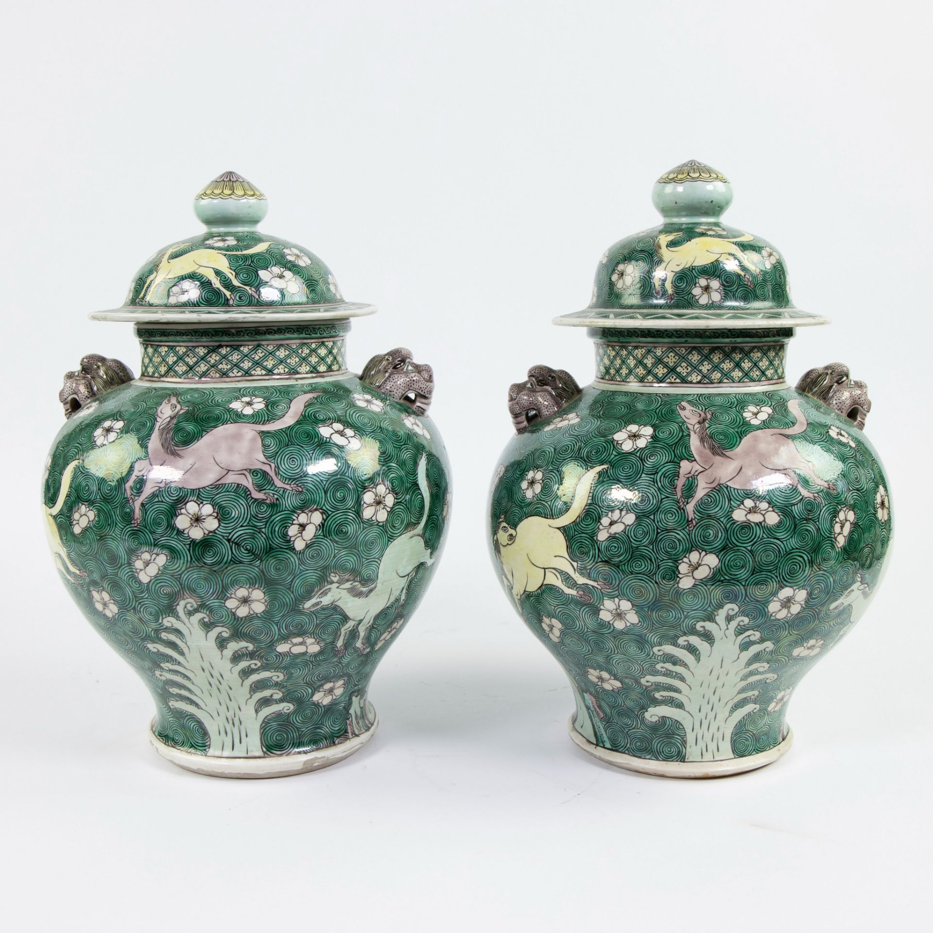 Pair Chinese lidded vases decor animals and flowers - Bild 3 aus 8