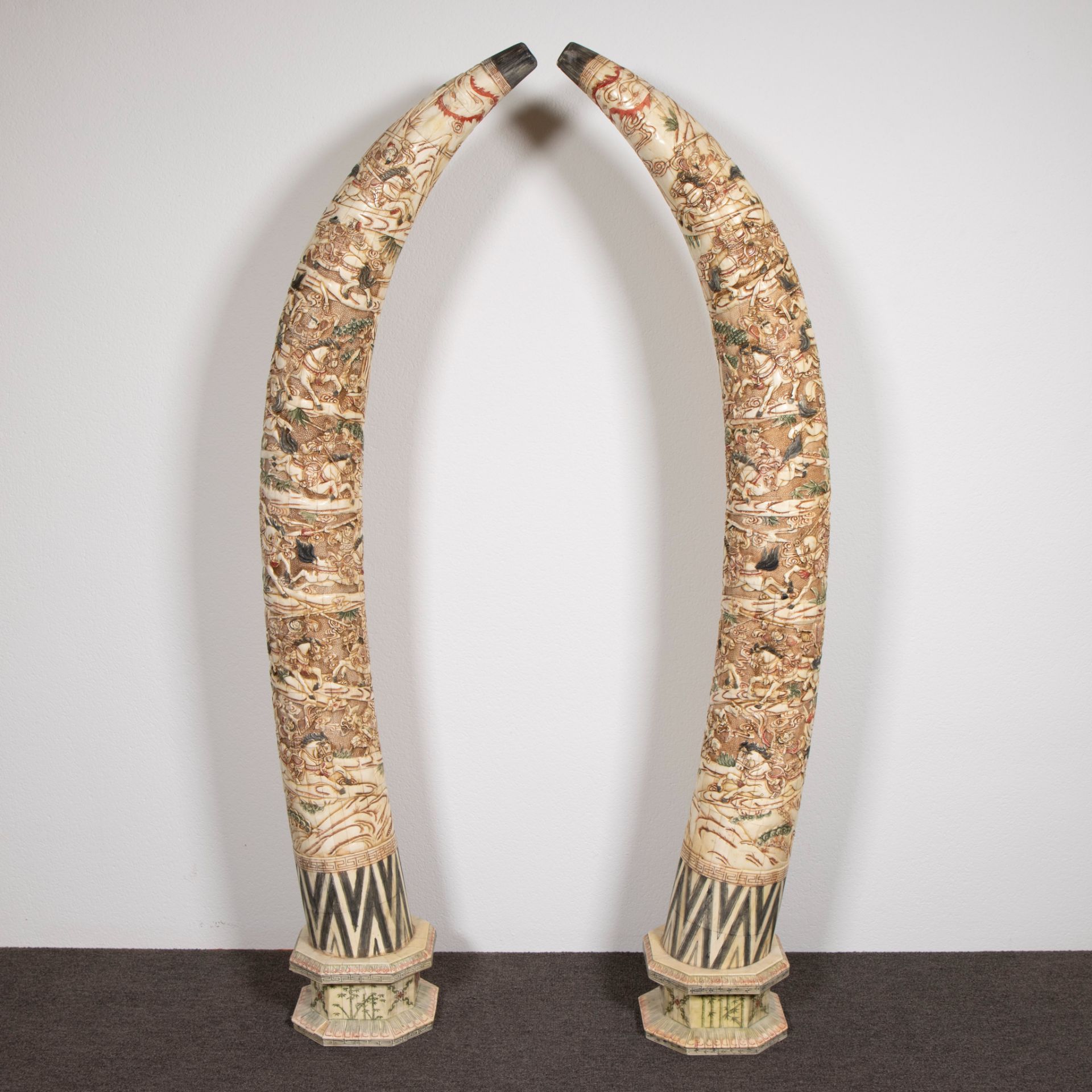 Exceptionally large pair of 'tusks' made of glued pieces of bone depicting battle scenes, circa 1890 - Image 3 of 4