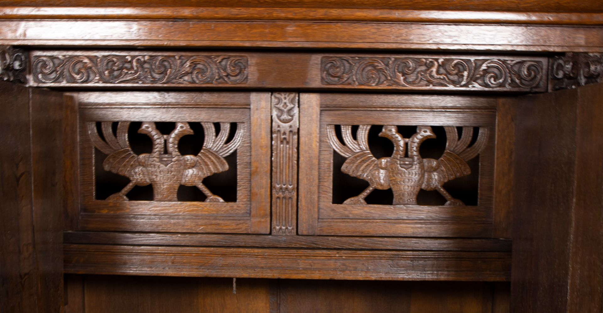 Frisian oak cupboard with rich carving, Corinthian columns and ball feet. - Bild 2 aus 2