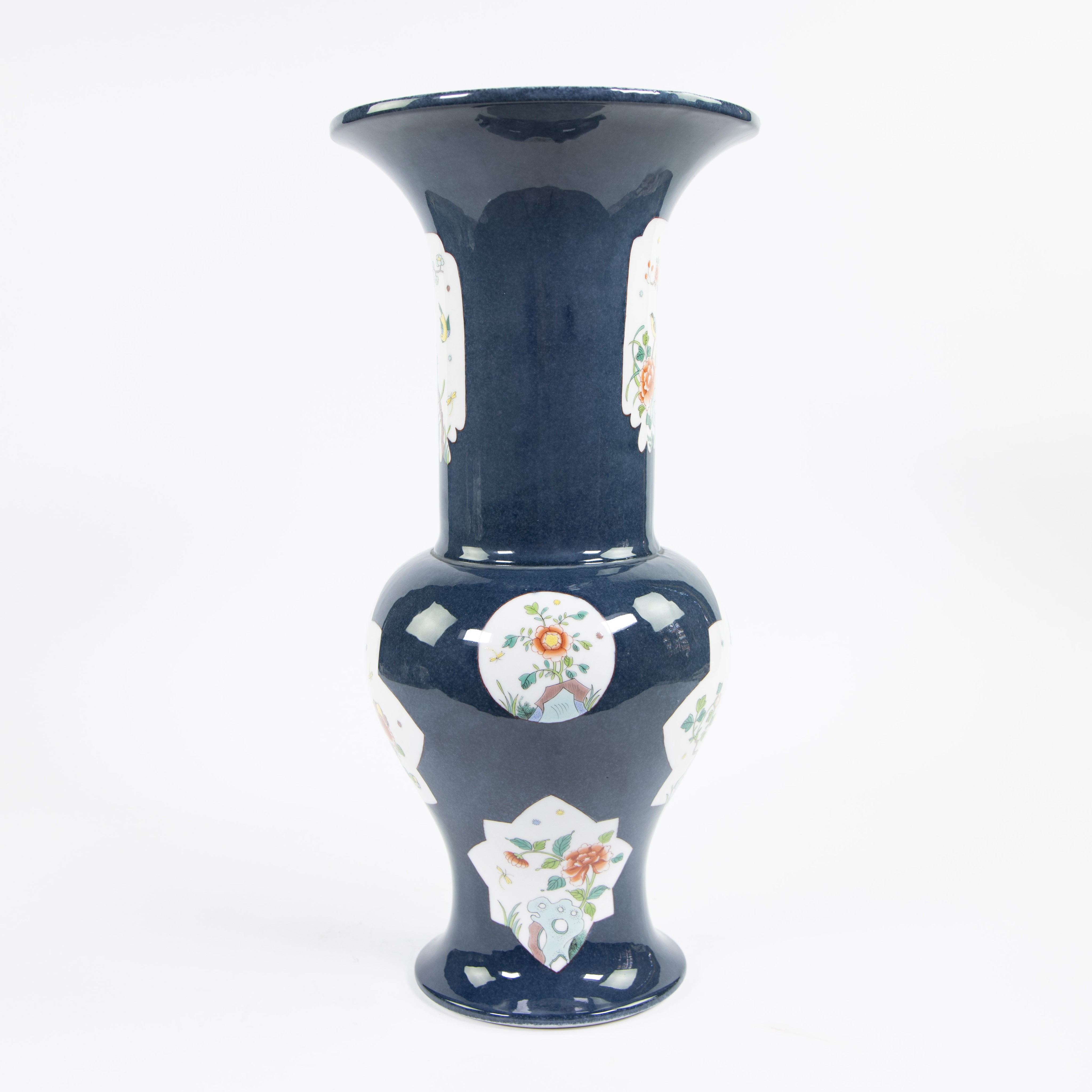 Chinese GU vase in blue poudré with design of birds and flowers - Bild 4 aus 6