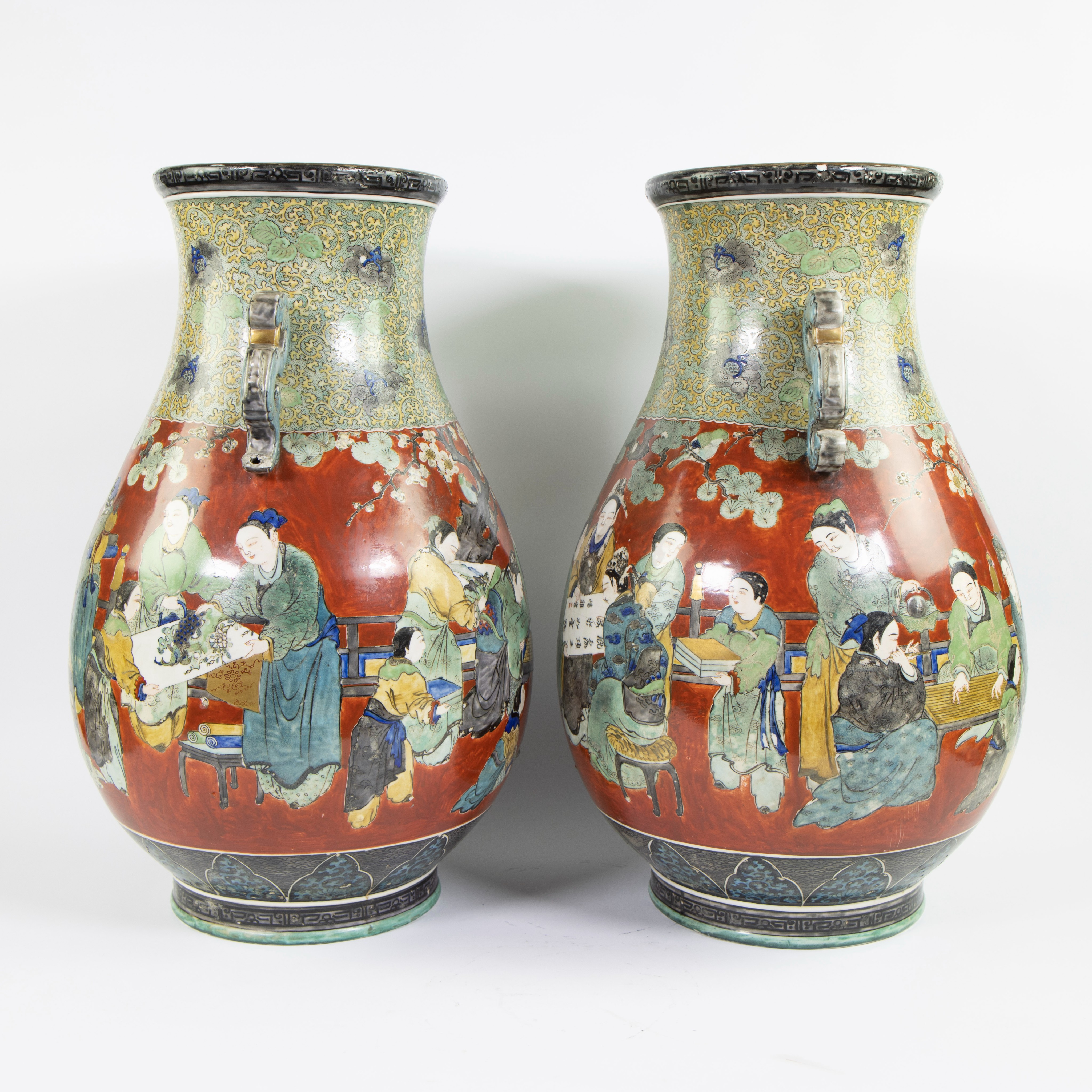 Pair of Japanese Kutani baluster vases with decor school scenes, Meiji period - Bild 4 aus 8