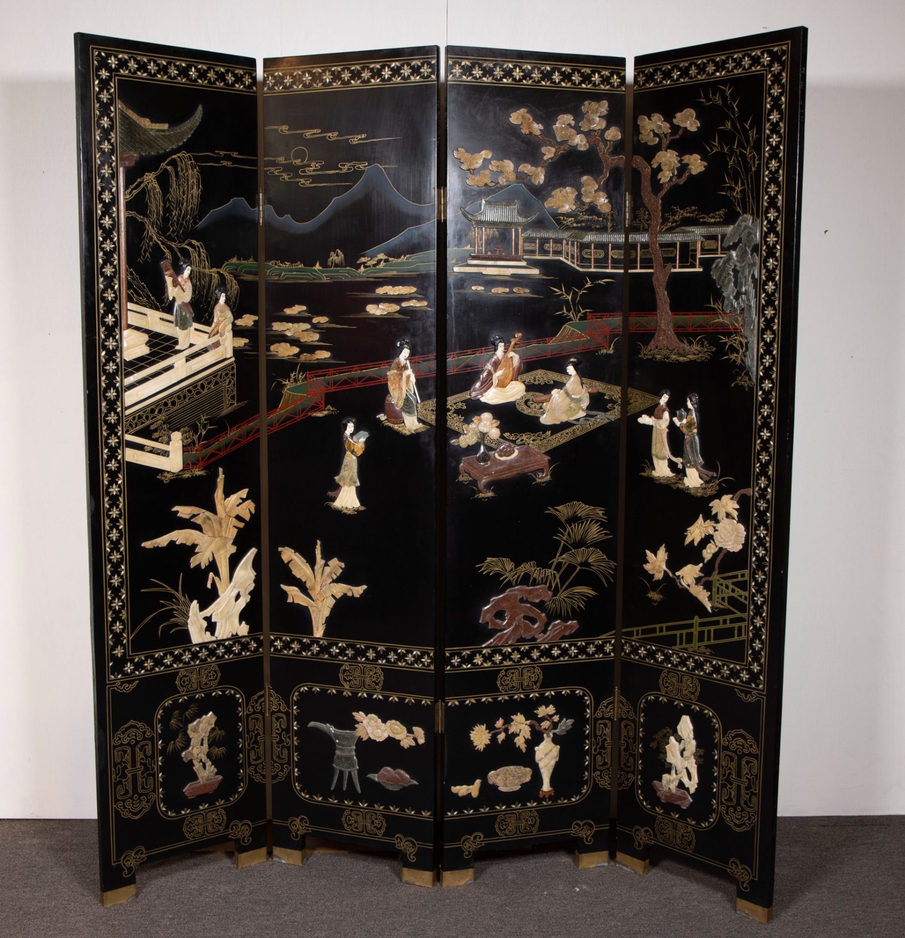 Chinese paravant, 4 shutters lacquered black, raised with figures and motifs in jade/serpentine