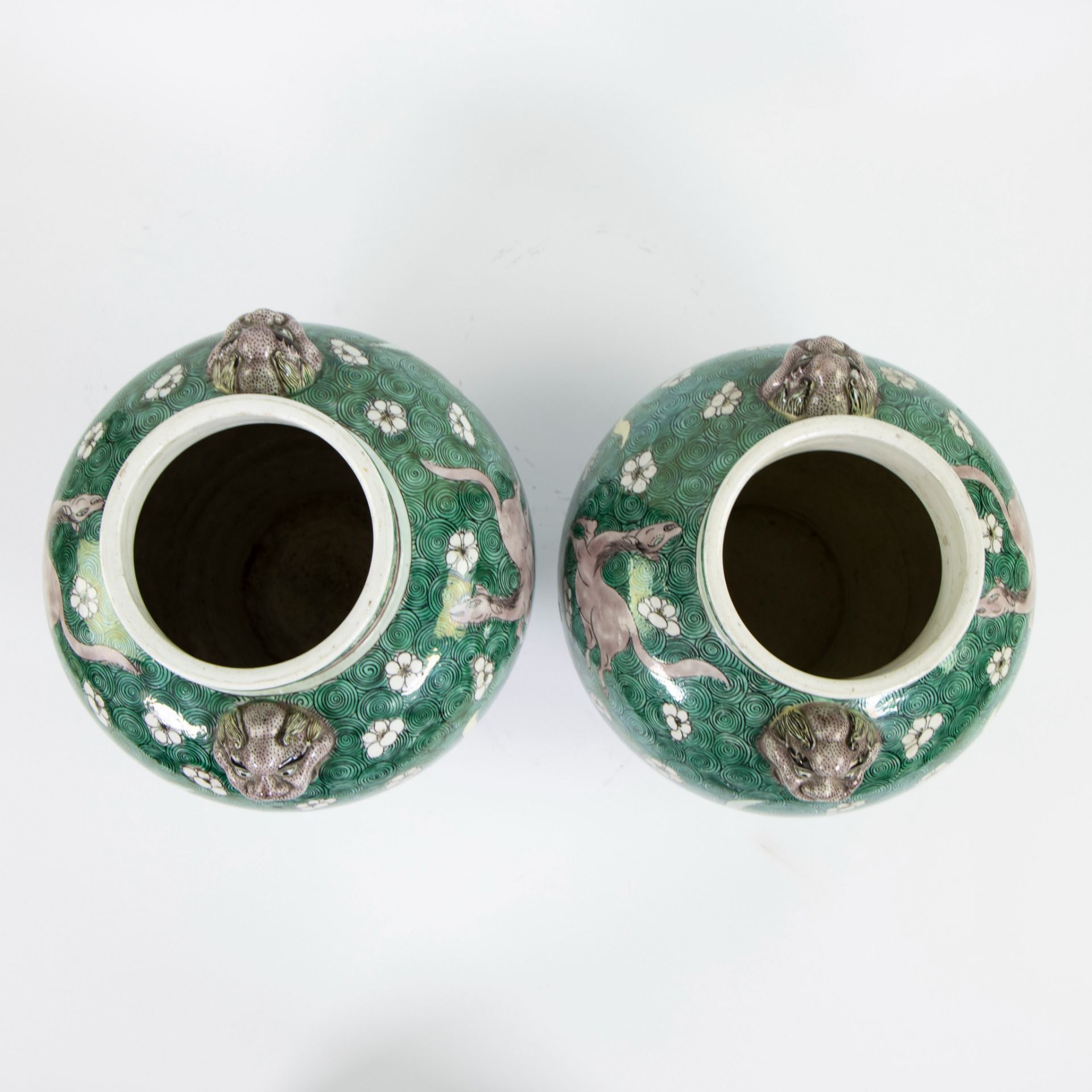 Pair Chinese lidded vases decor animals and flowers - Bild 5 aus 8