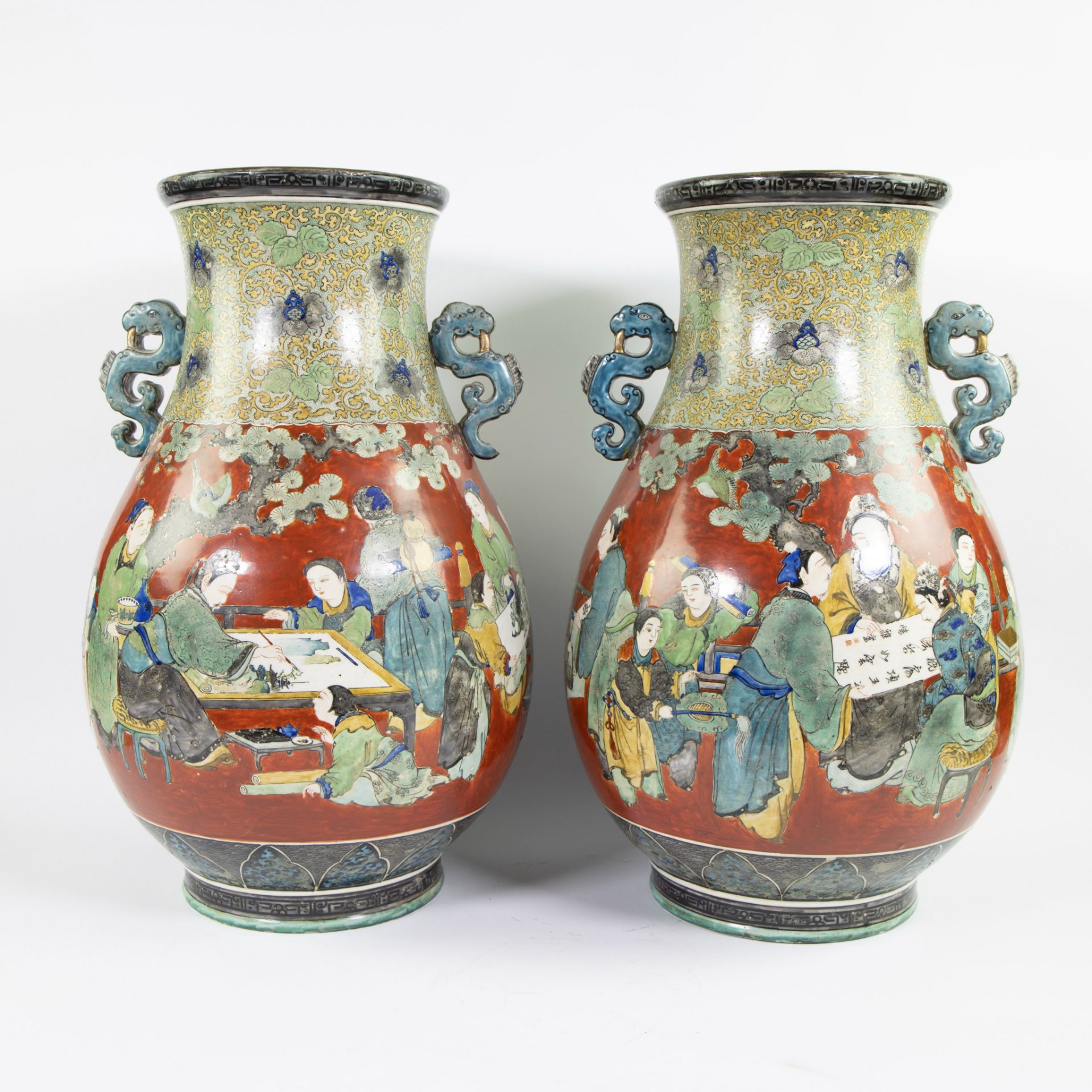 Pair of Japanese Kutani baluster vases with decor school scenes, Meiji period - Bild 3 aus 8