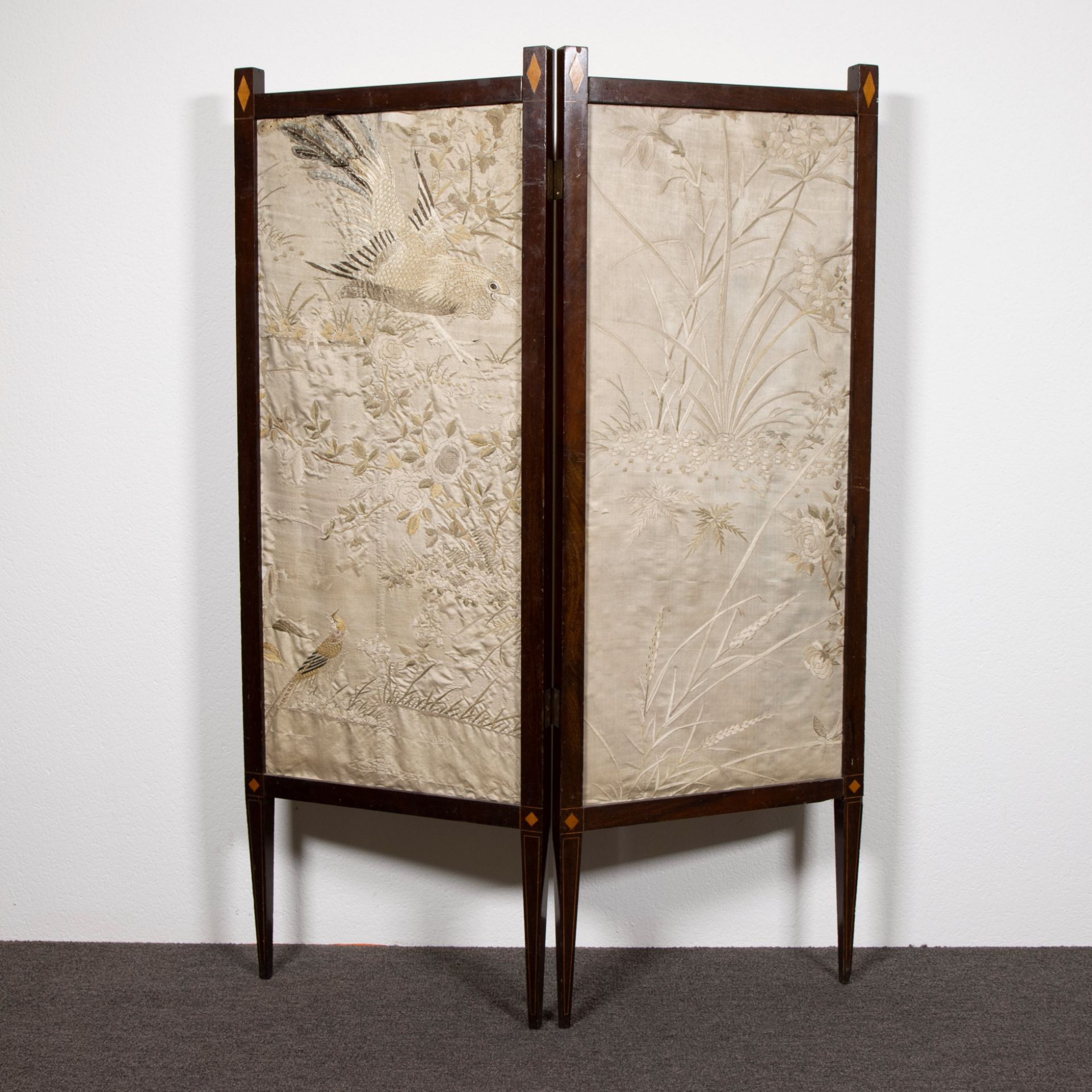 Chinese silk folding screen with floral and peacock decor 18th century in French wooden frame - Image 2 of 2