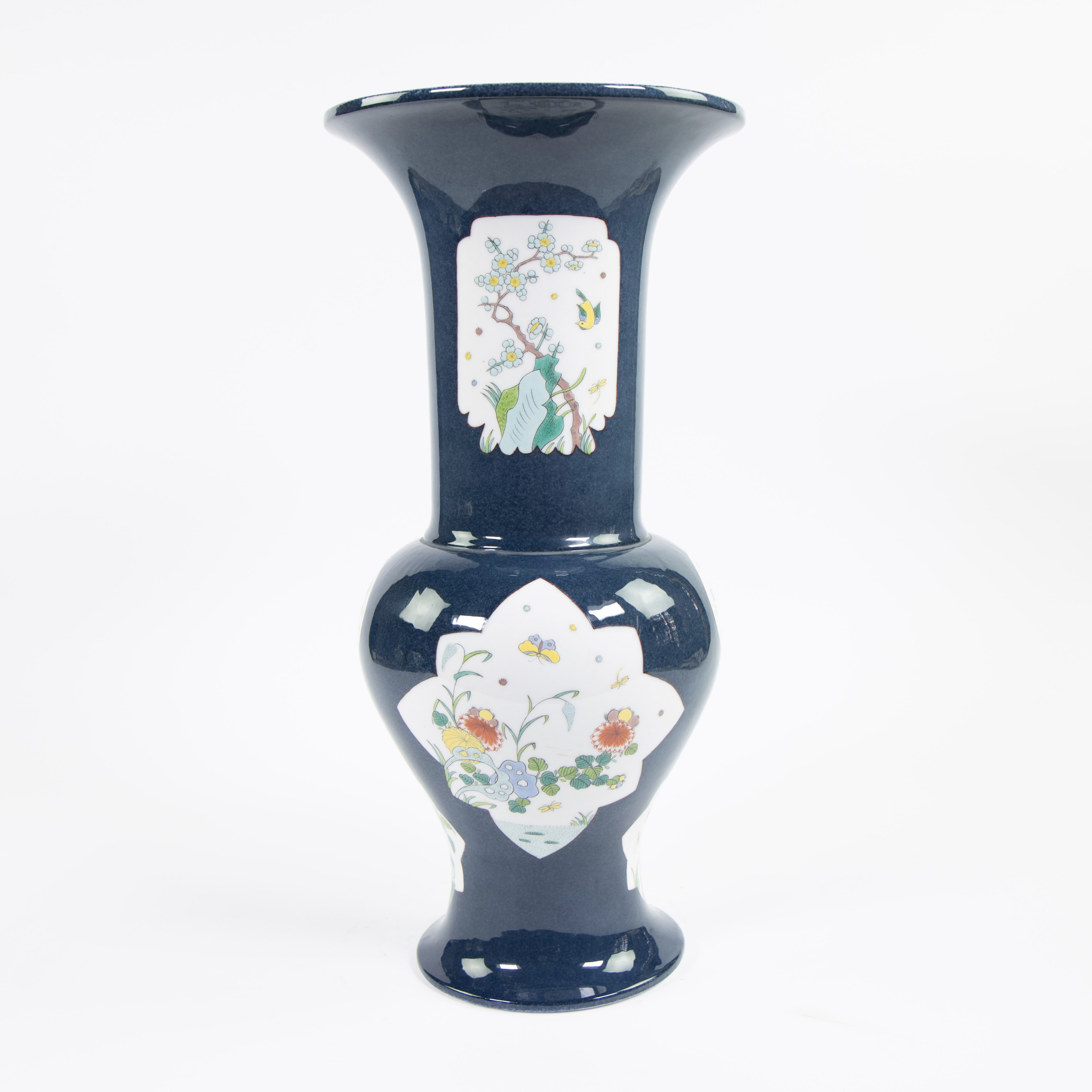 Chinese GU vase in blue poudré with design of birds and flowers - Bild 3 aus 6