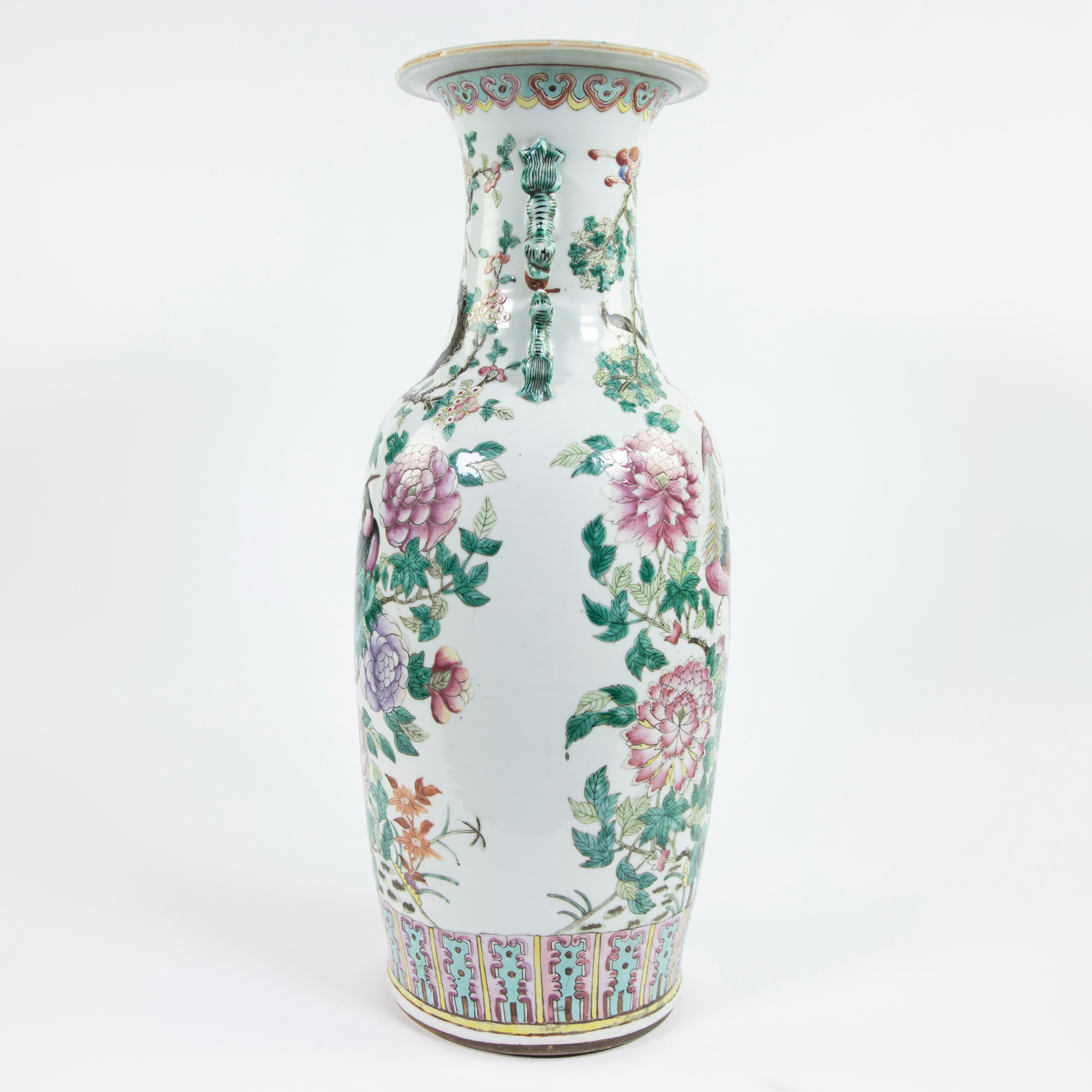 A fine Chinese famille rose baluster vase with birds, trees, peonis, blossoming prunes and foo lions - Bild 4 aus 6