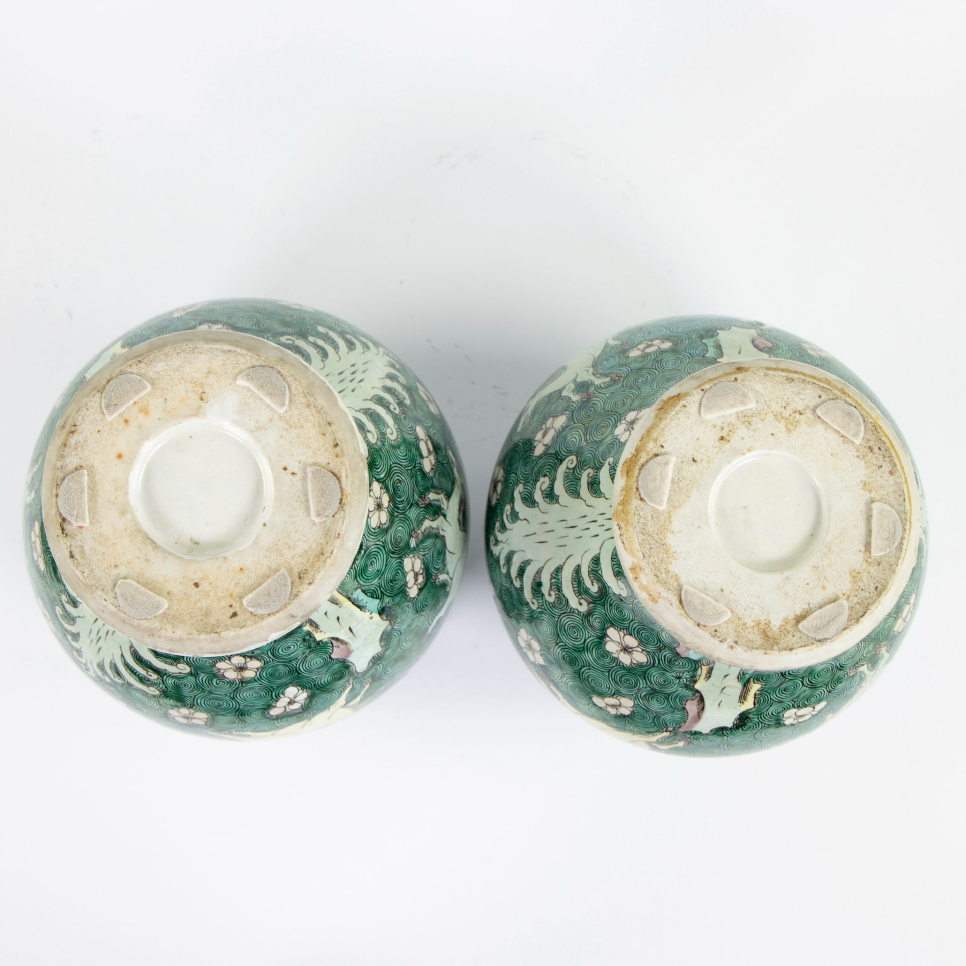 Pair Chinese lidded vases decor animals and flowers - Bild 6 aus 8
