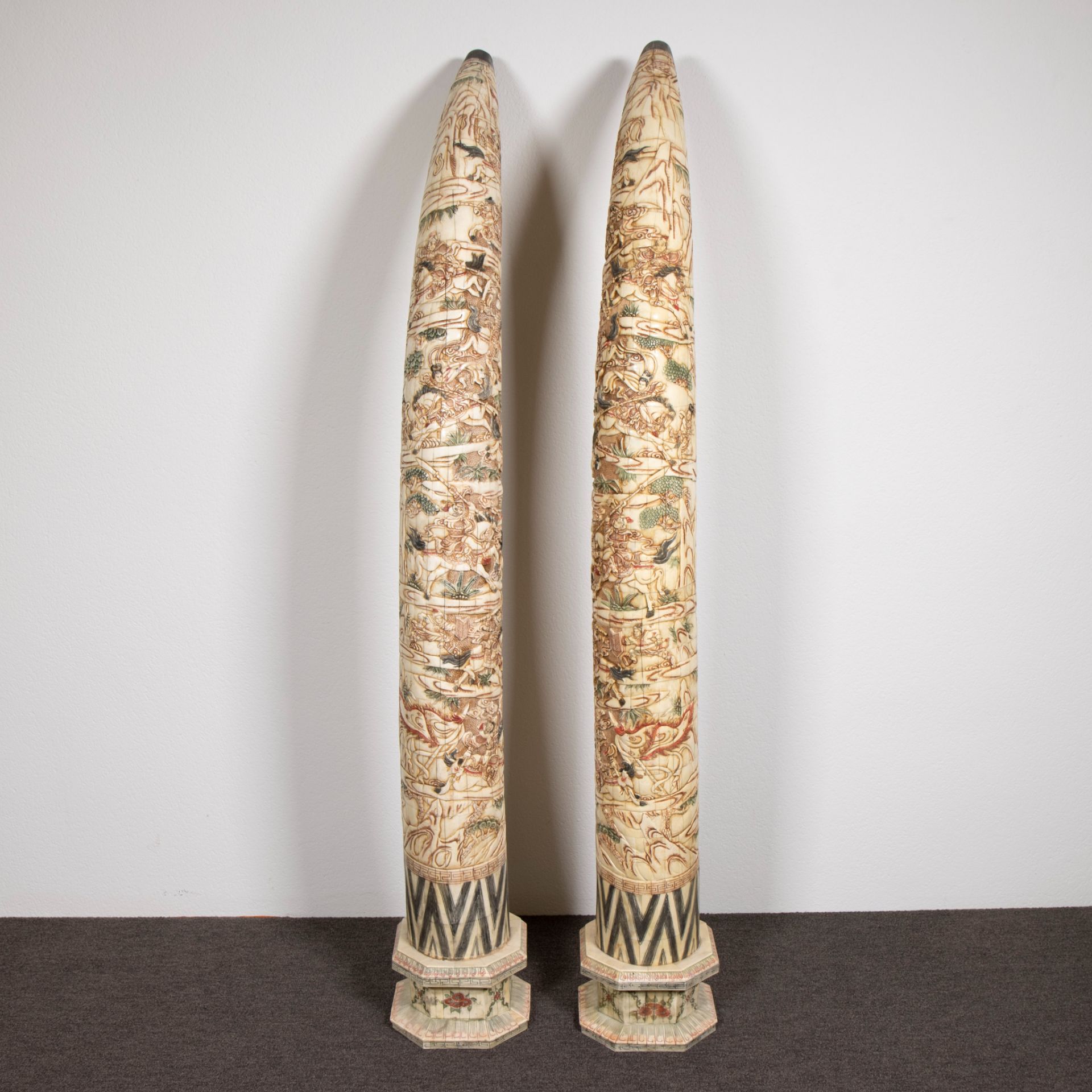 Exceptionally large pair of 'tusks' made of glued pieces of bone depicting battle scenes, circa 1890 - Image 2 of 4